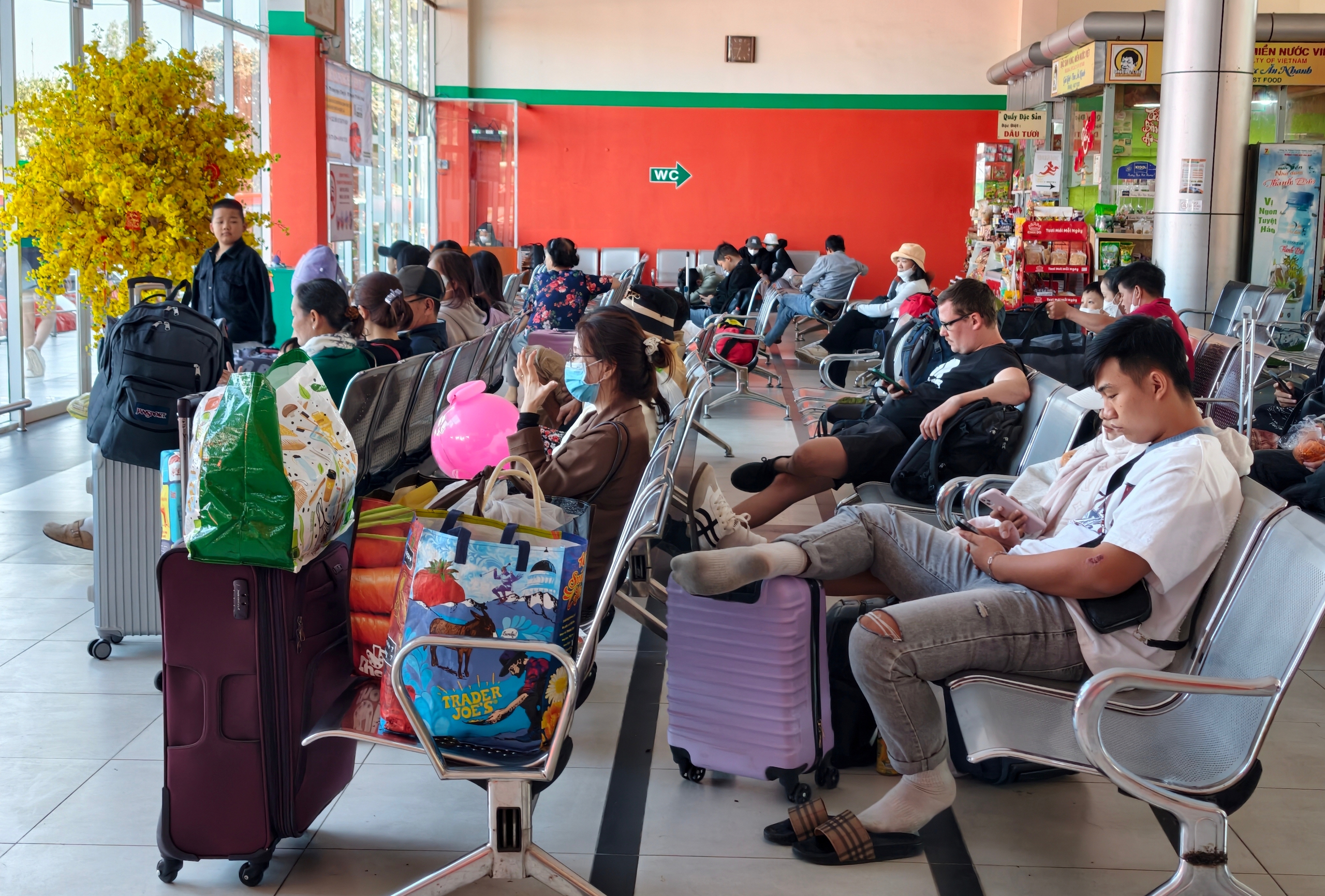 Du kh&aacute;ch thong thả rời Đ&agrave; Lạt sau k&igrave; nghỉ Tết Nguy&ecirc;n đ&aacute;n - Ảnh 3.