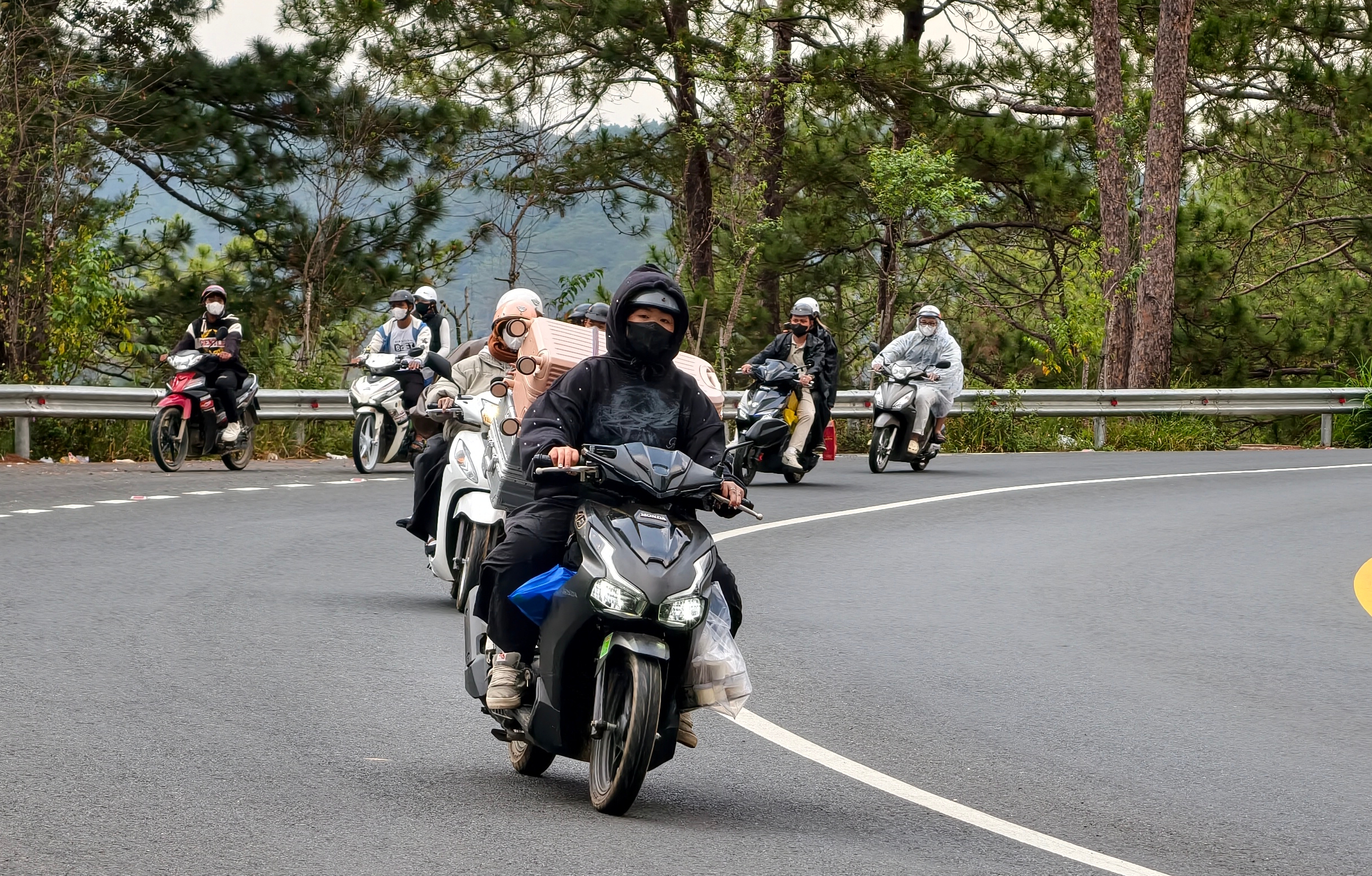 Du kh&aacute;ch thong thả rời Đ&agrave; Lạt sau k&igrave; nghỉ Tết Nguy&ecirc;n đ&aacute;n - Ảnh 4.