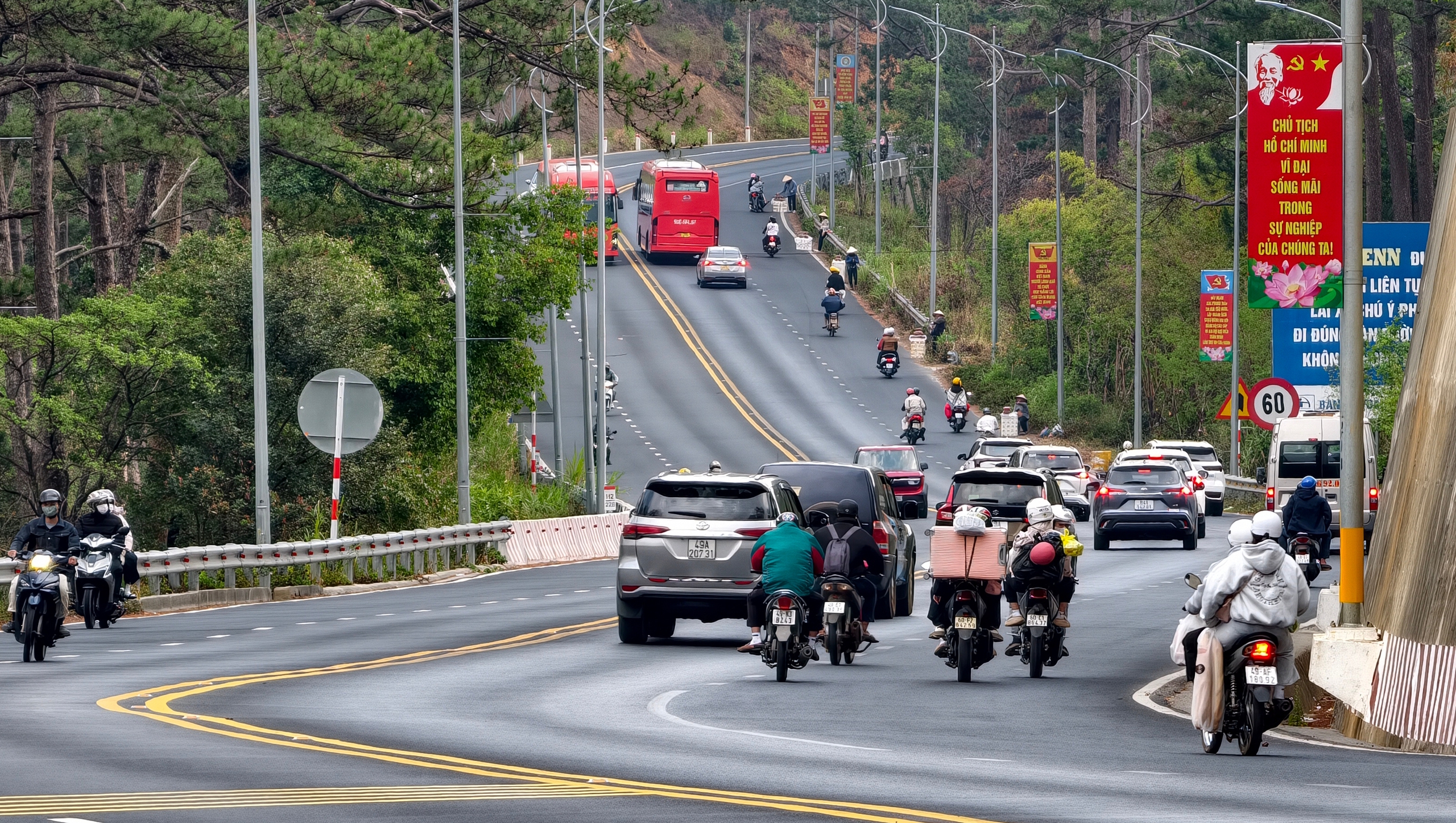 Du kh&aacute;ch thong thả rời Đ&agrave; Lạt sau k&igrave; nghỉ Tết Nguy&ecirc;n đ&aacute;n - Ảnh 5.