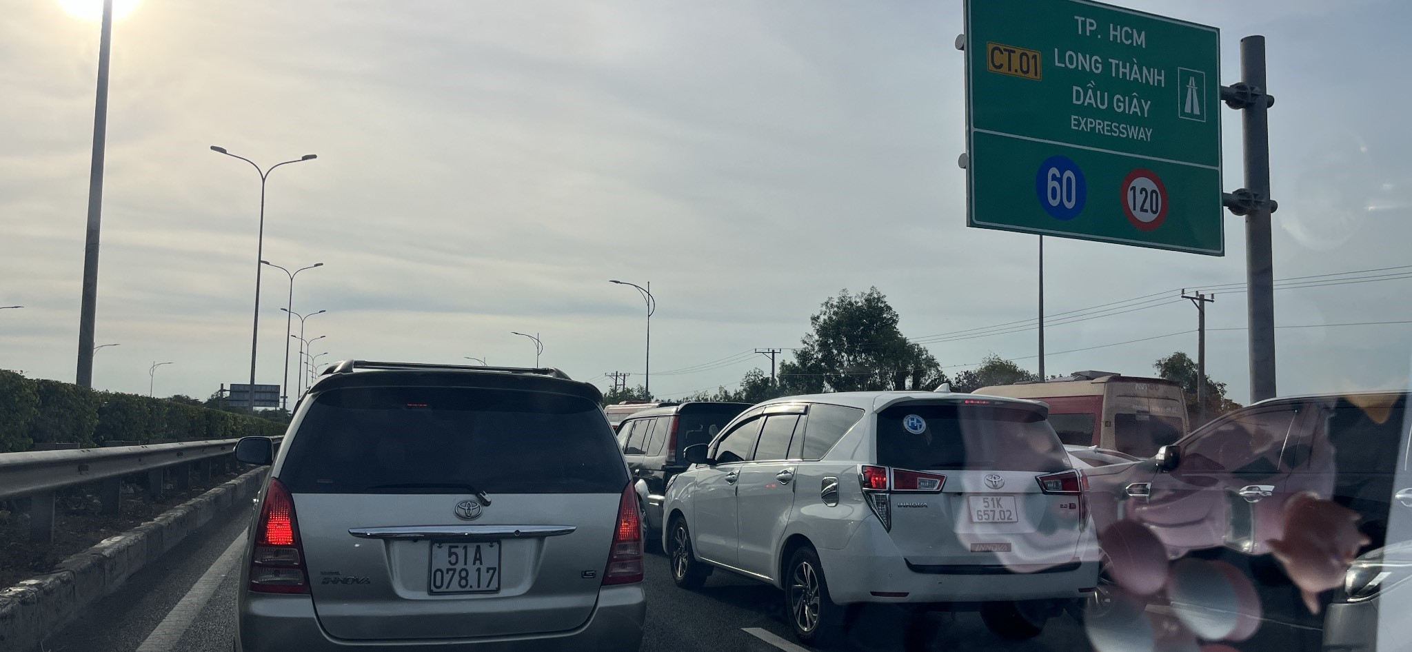 “Ám ảnh” mang tên cao tốc dịp Lễ, Tết: Trả tiền mua thời gian hay rước bực vào người? - Ảnh 1.