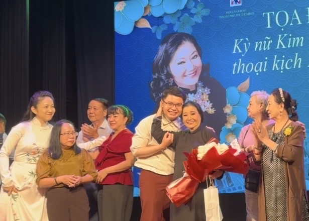 Kỳ nữ Kim Cương x&uacute;c động trước th&agrave;nh quả của b&aacute;c sĩ Trần Thanh Nh&atilde;, con trai cố nghệ sĩ Bạch Lan - Ảnh 1.