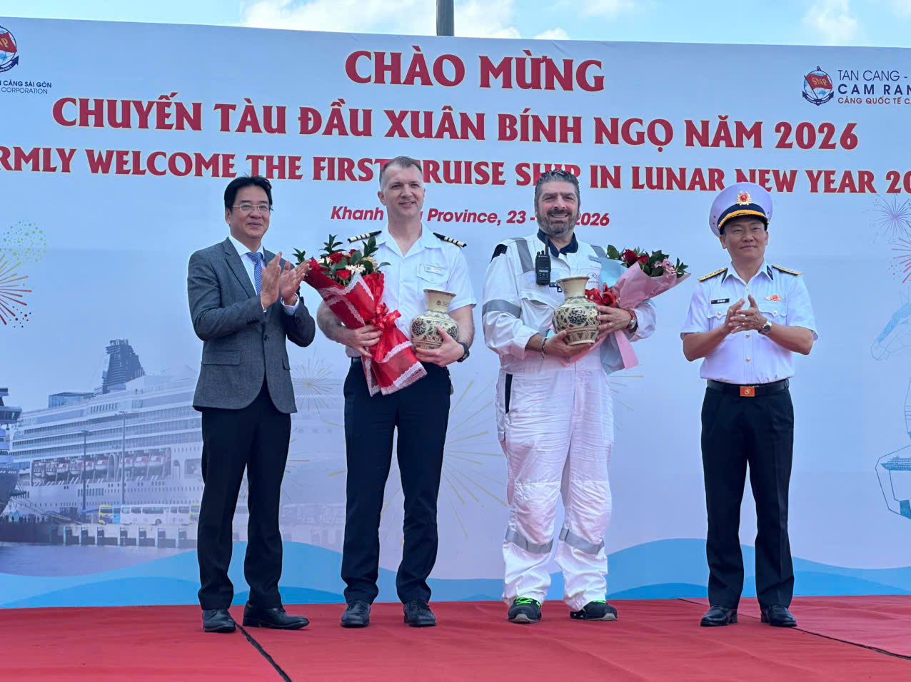 Khánh Hòa: Đón tàu biển cùng 800 du khách xông đất Tết Bính Ngọ - Ảnh 2.