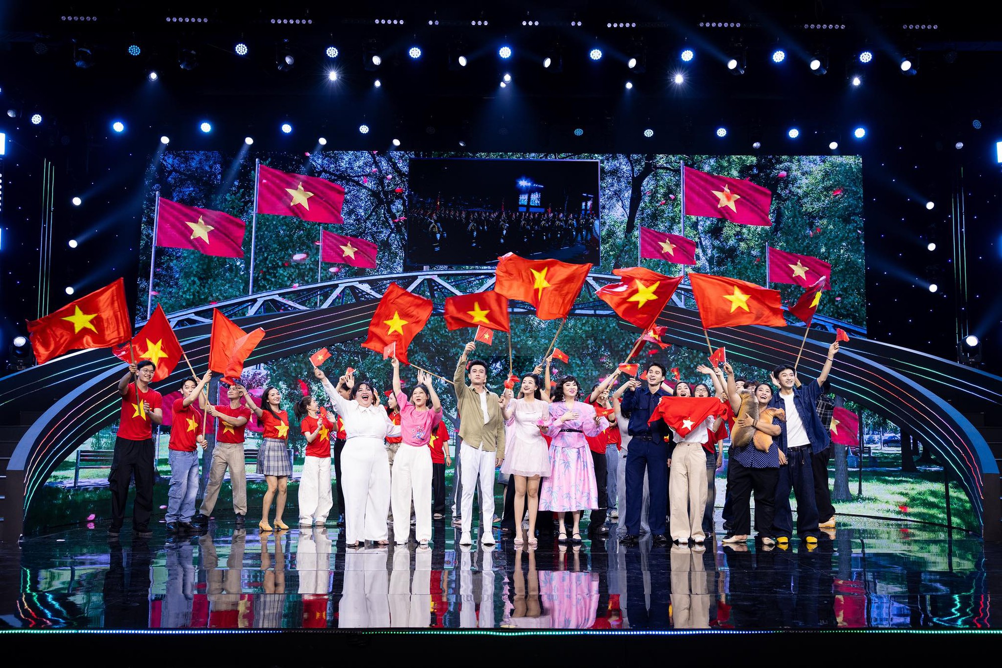 Nghệ sĩ TP HCM đồng hành cùng khí thế mới của đất nước - Ảnh 1.