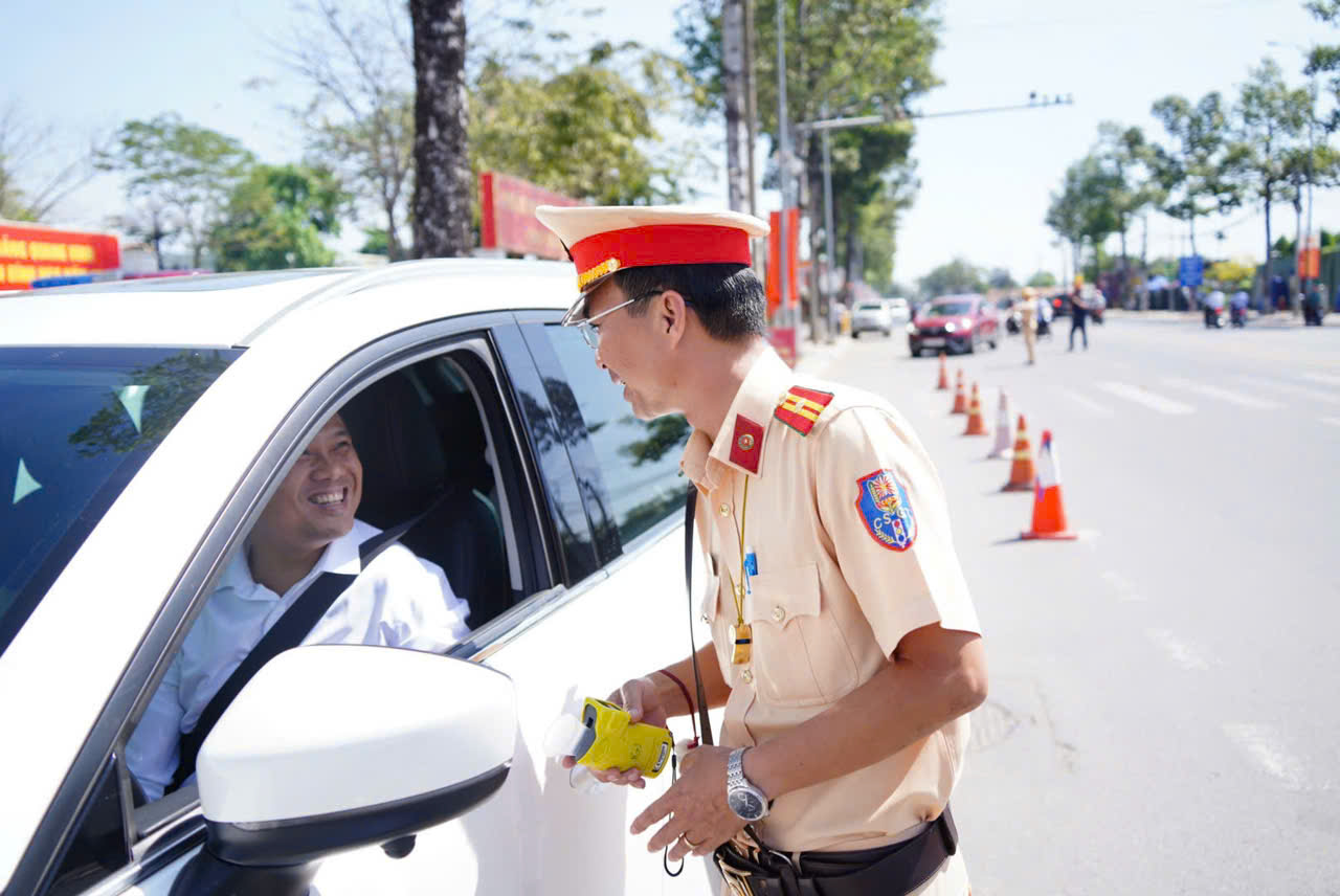 Đồng Nai xử lý gần 700 trường hợp vi phạm nồng độ cồn trong Dịp Tết 2026 - Ảnh 1. Đồng Nai xử lý gần 700 trường hợp vi phạm nồng độ cồn trong Dịp Tết 2026 - Ảnh 1.