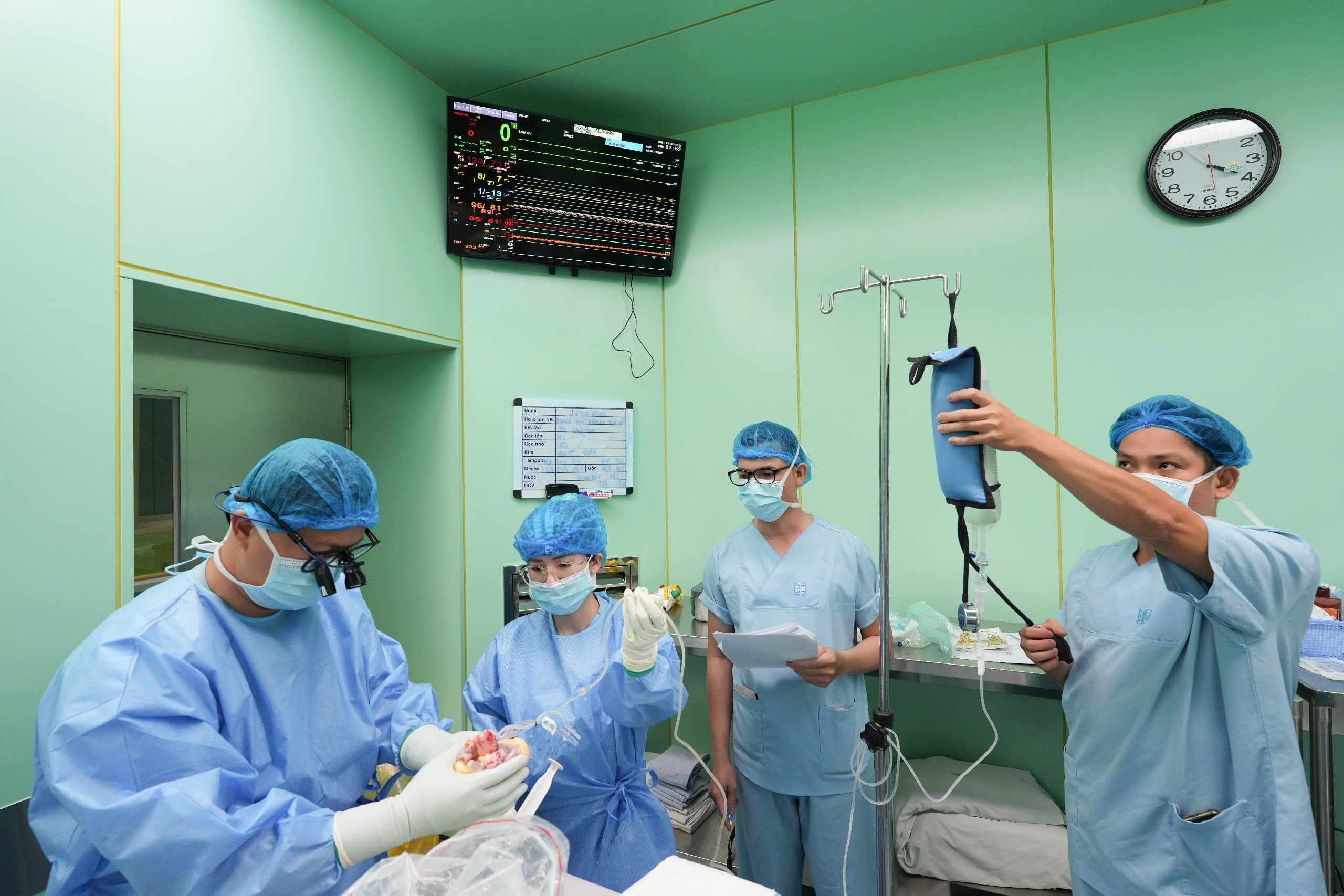 Trái tim đi từ Bắc vào Nam hồi sinh cho bệnh nhi 11 tuổi - Ảnh 2.