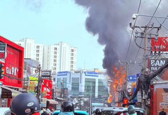 Ch&aacute;y lớn cửa h&agrave;ng nội thất ở TPHCM - Ảnh 3.