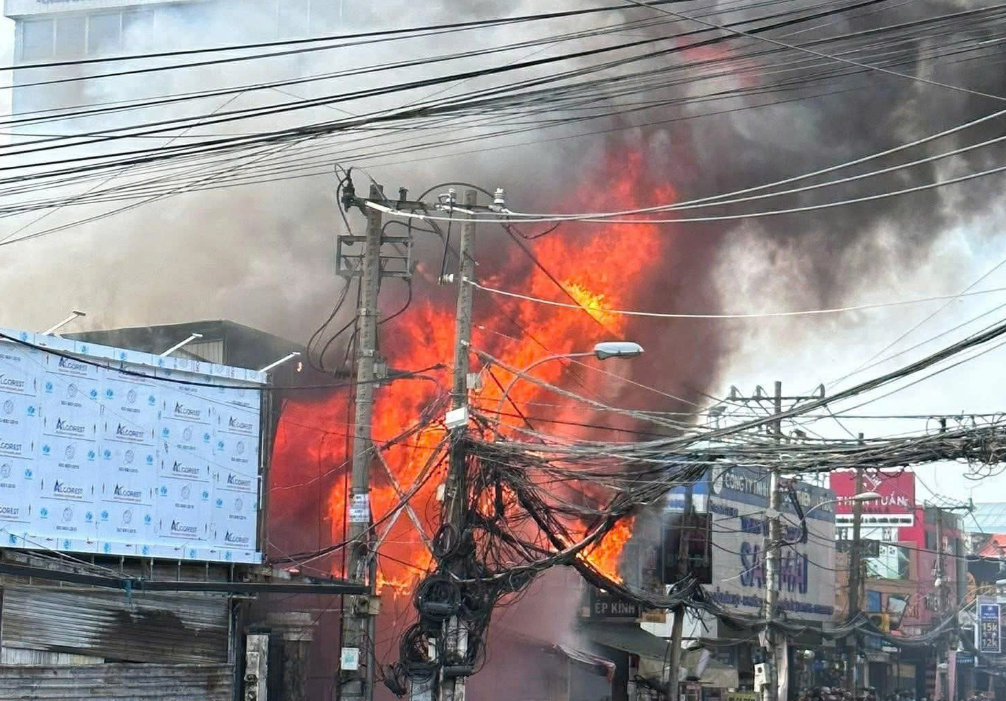 Lãnh đạo phường thông tin vụ cháy cửa hàng đồ gỗ Toàn Cầu ở TPHCM - Ảnh 1.