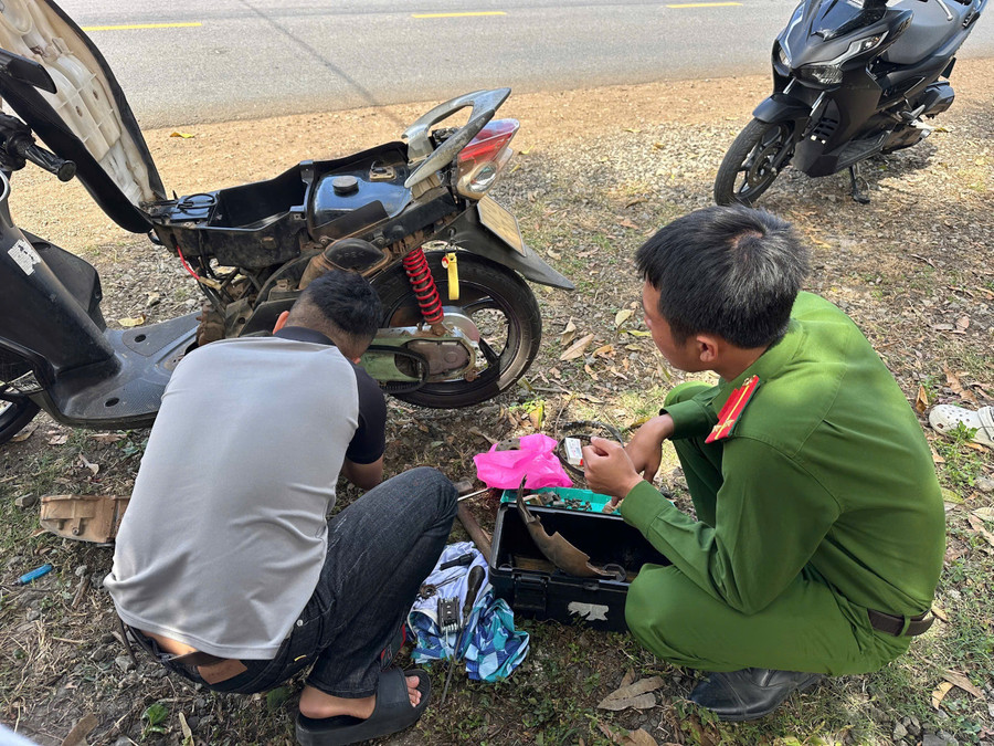 Giúp dân giữa đường xuân, cán bộ công an xã ở Gia Lai được cộng đồng khen ngợi - Ảnh 1.