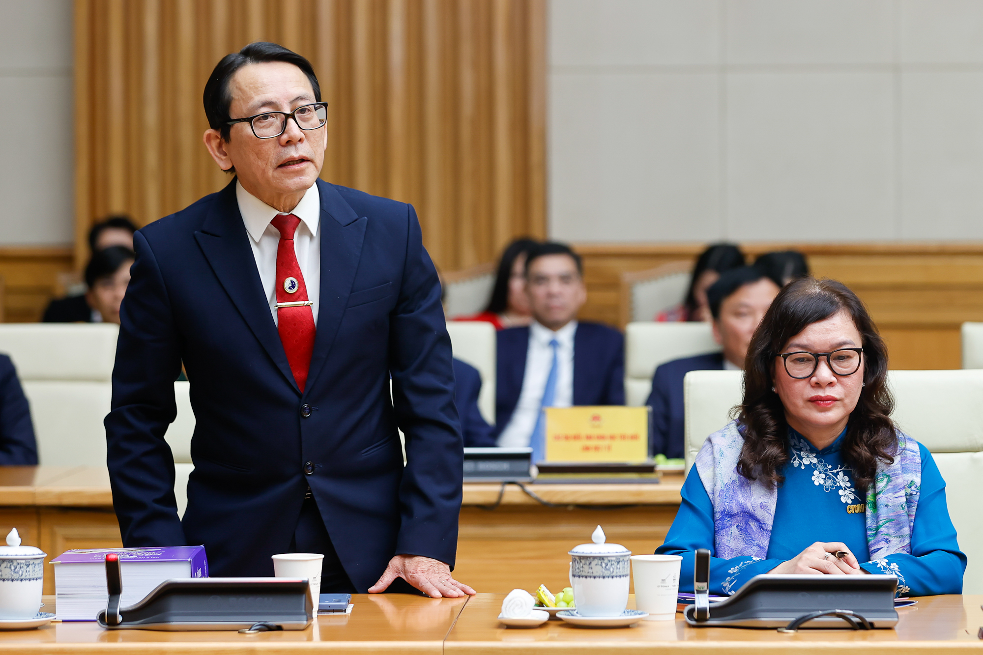 Thủ tướng: 'Giữ trọn y đức - Vững vàng y thuật – Nâng tầm y lý - Vượt qua nghịch cảnh – Tất cả vì dân'- Ảnh 8. Thủ tướng: 'Giữ trọn y đức - Vững vàng y thuật – Nâng tầm y lý - Vượt qua nghịch cảnh – Tất cả vì dân'- Ảnh 8.