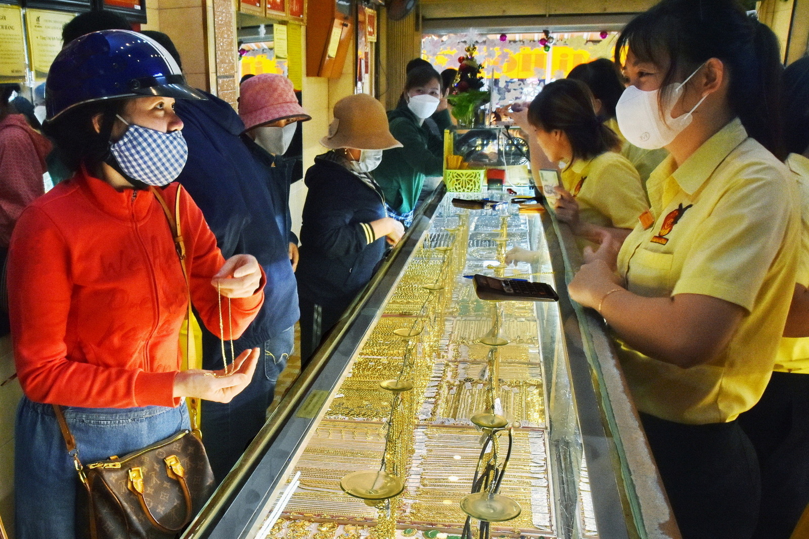 Giá vàng hôm nay 24 - 2: Biến động mạnh trước vía Thần Tài - Ảnh 2.