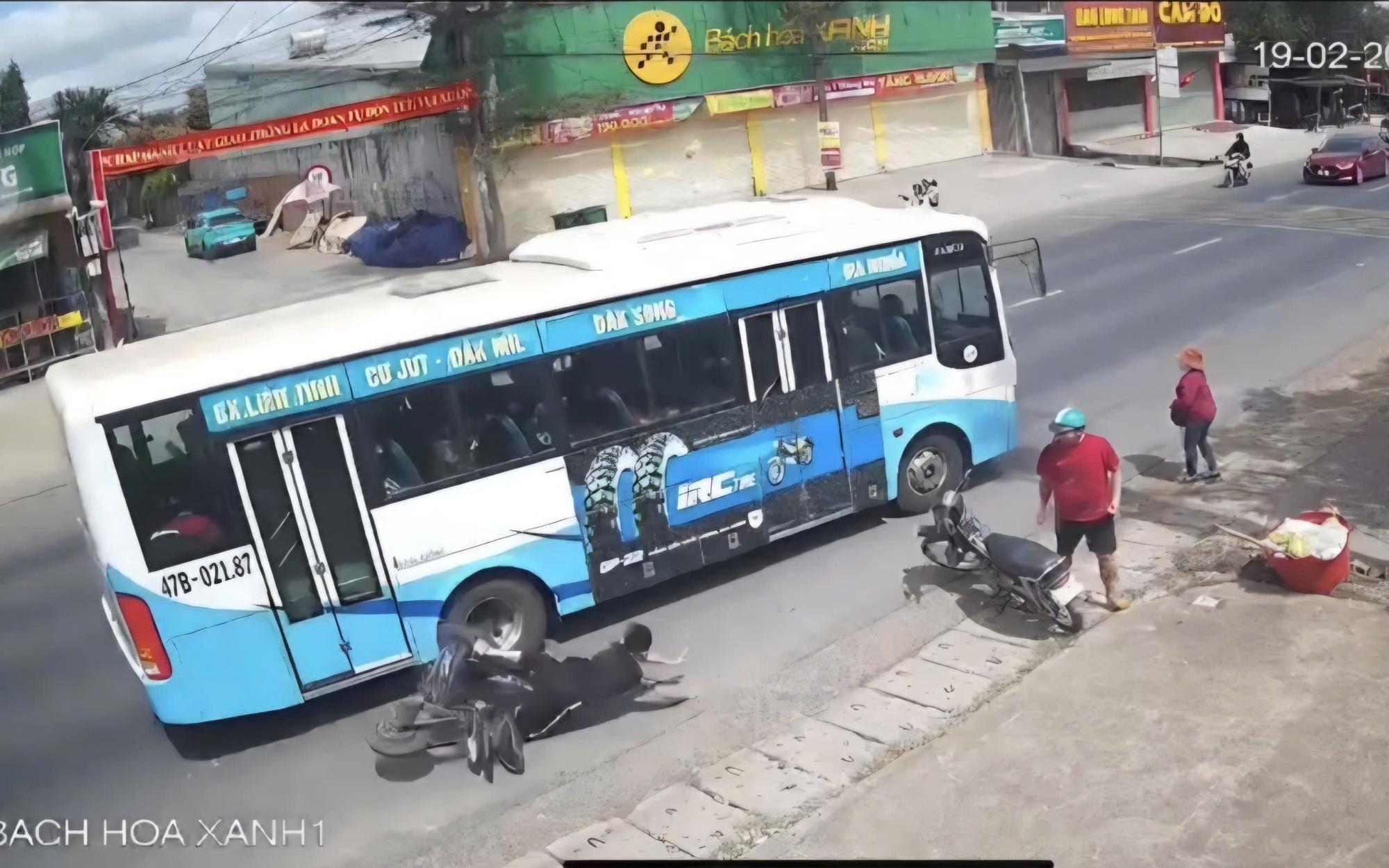 Tài xế xe buýt không biết tông học sinh: Diễn biến mới vụ tai nạn tại Đắk Lắk - Ảnh 2. Tài xế xe buýt không biết tông học sinh: Diễn biến mới vụ tai nạn tại Đắk Lắk - Ảnh 2.