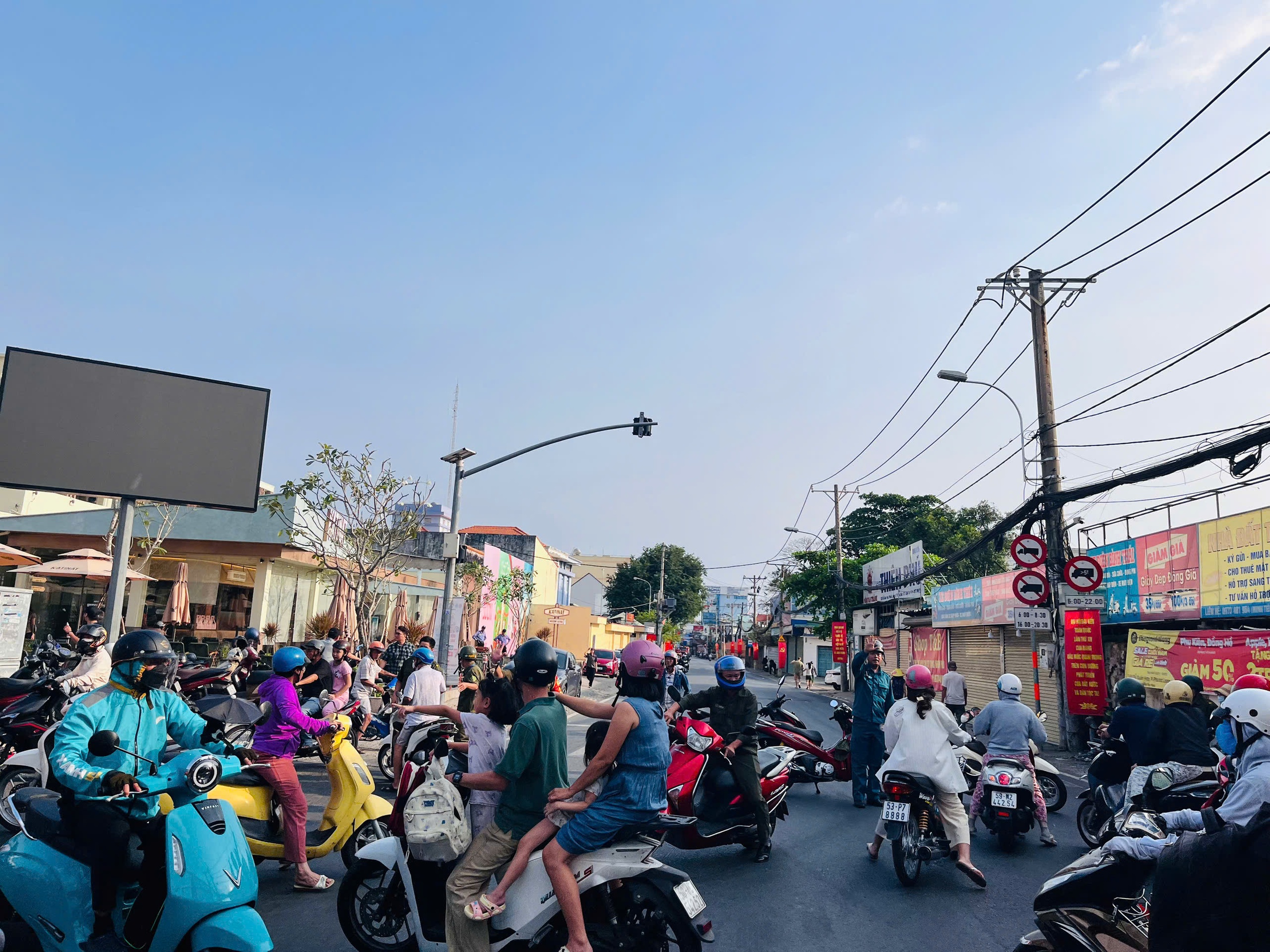 Lãnh đạo phường thông tin vụ cháy cửa hàng đồ gỗ Toàn Cầu ở TPHCM - Ảnh 2.