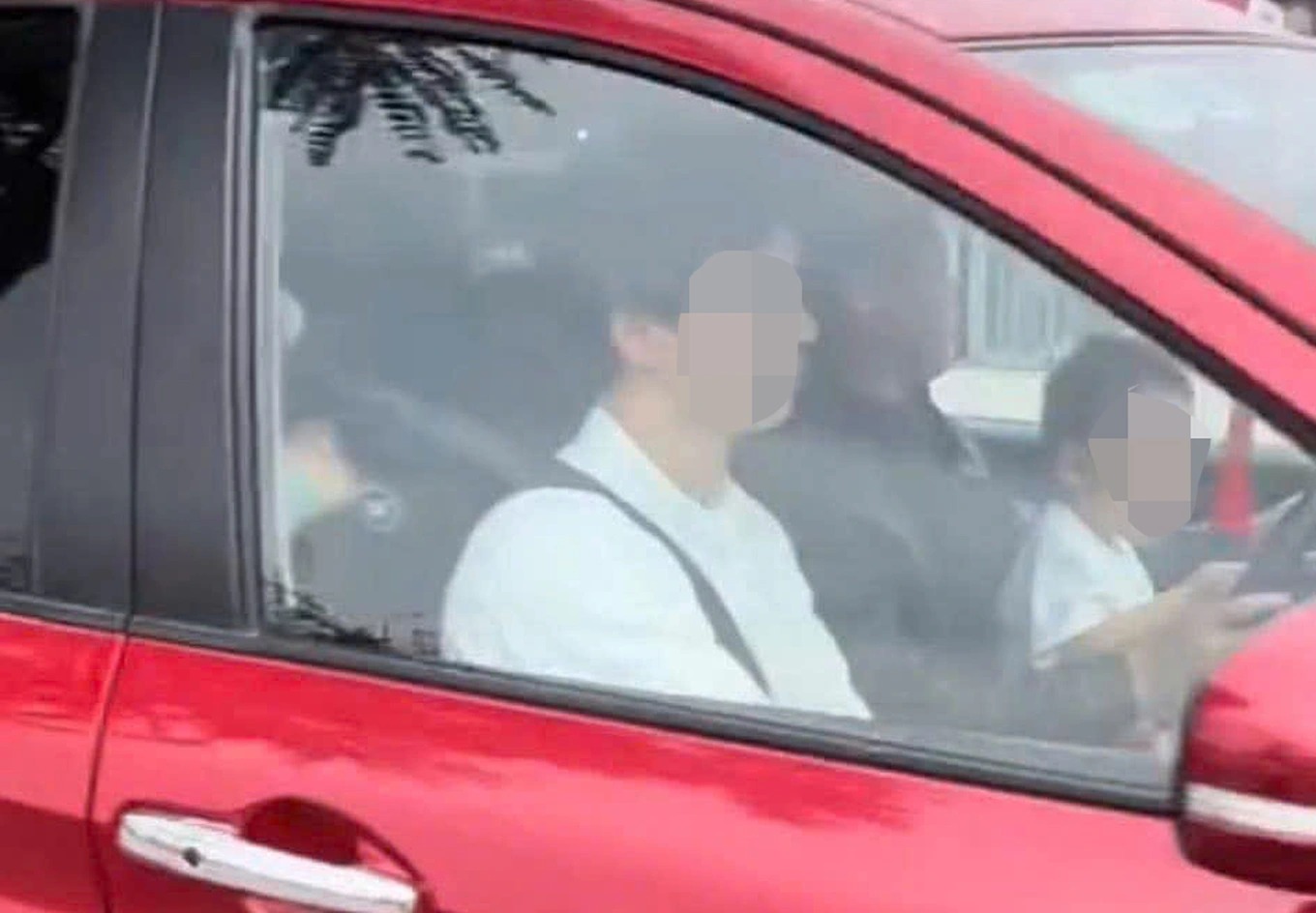 Xác minh clip tài xế ôm trẻ nhỏ lái ô tô trên đường ở Hà Nội - Ảnh 1. Xác minh clip tài xế ôm trẻ nhỏ lái ô tô trên đường ở Hà Nội - Ảnh 1.