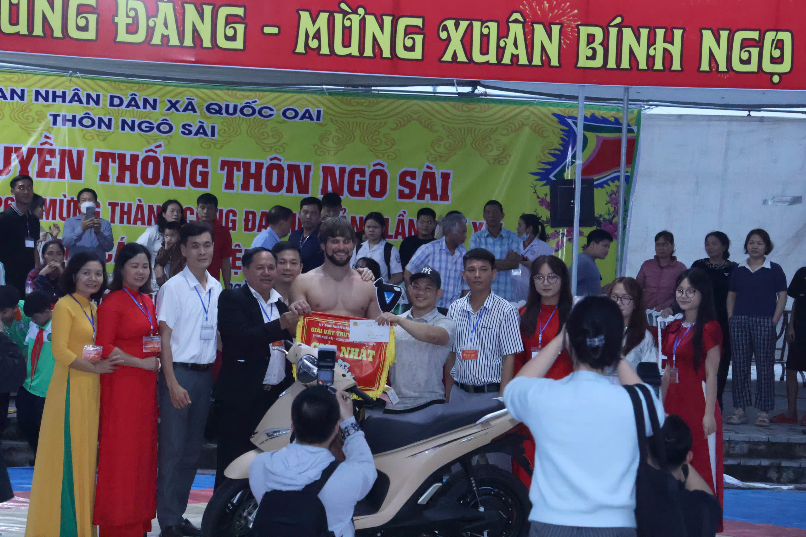 VIDEO: Đô vật Zakhar đại náo sới vật Ngô Sài và "ẵm" giải nhất khi thắng 2 kiện tướng Việt Nam - Ảnh 13.