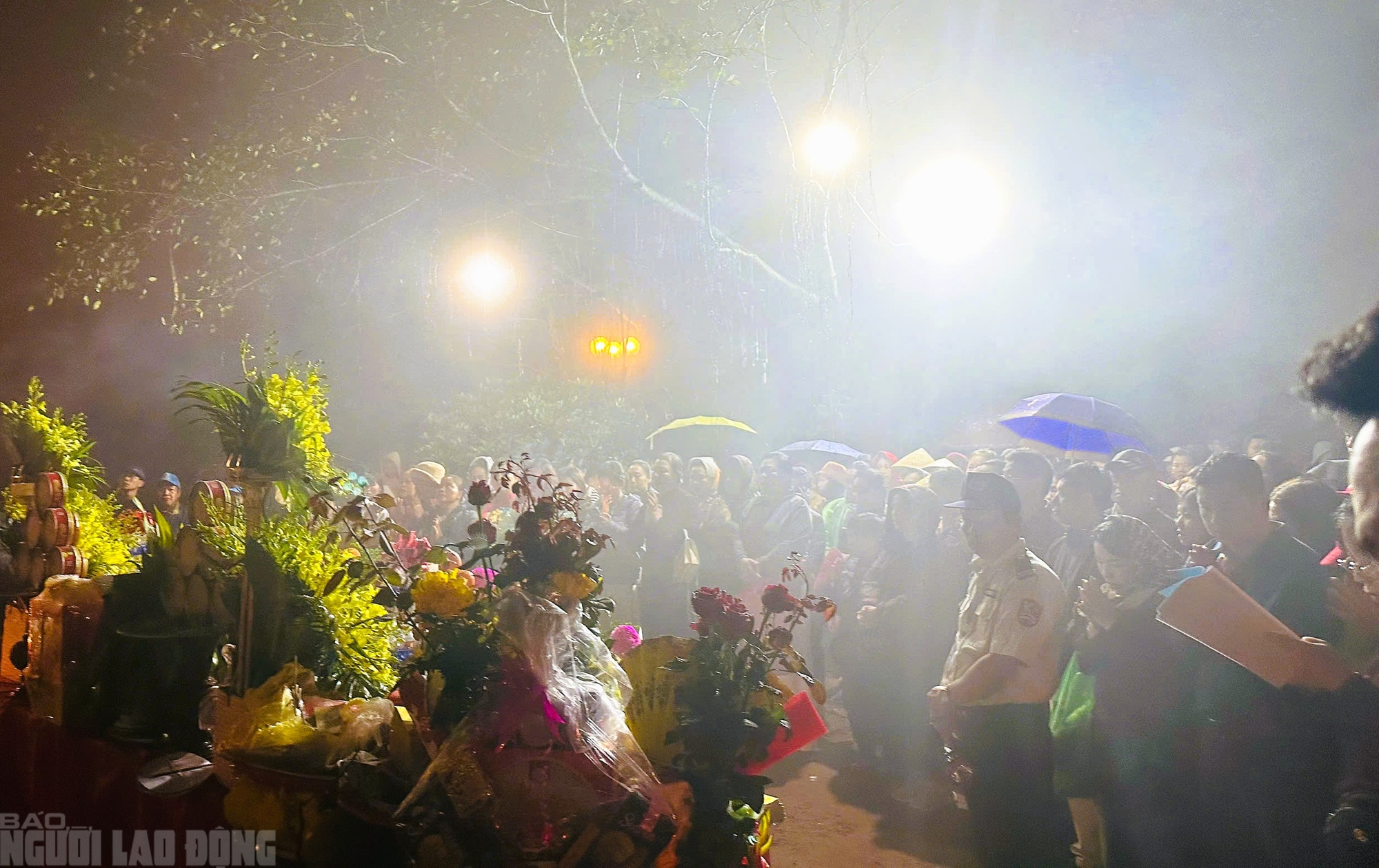 VIDEO: Người d&acirc;n "đội mưa" đi quanh huyệt đạo thi&ecirc;ng tr&ecirc;n đỉnh n&uacute;i Nưa cầu may mắn - Ảnh 1.