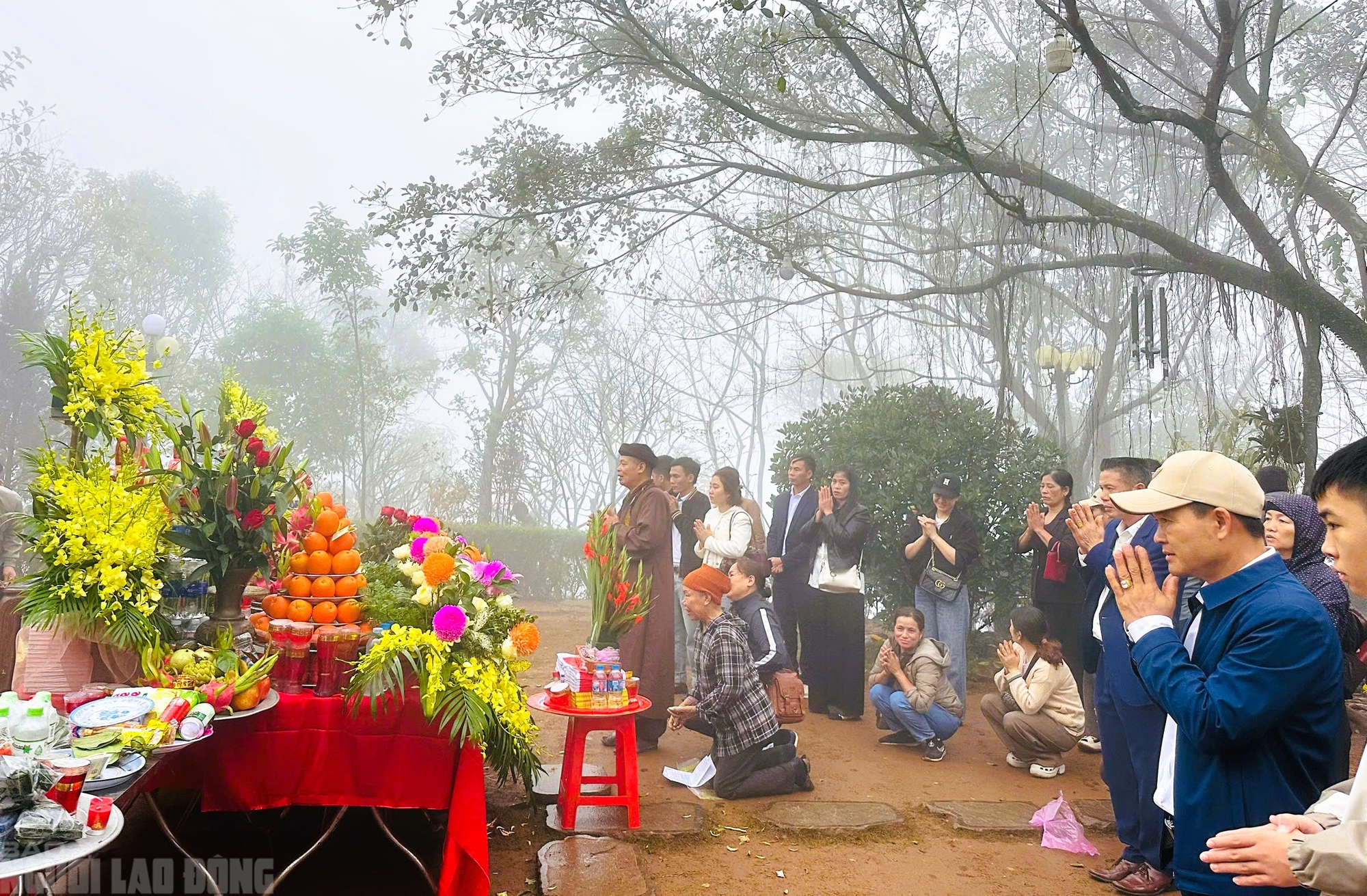 VIDEO: Người d&acirc;n "đội mưa" đi quanh huyệt đạo thi&ecirc;ng tr&ecirc;n đỉnh n&uacute;i Nưa cầu may mắn - Ảnh 2.