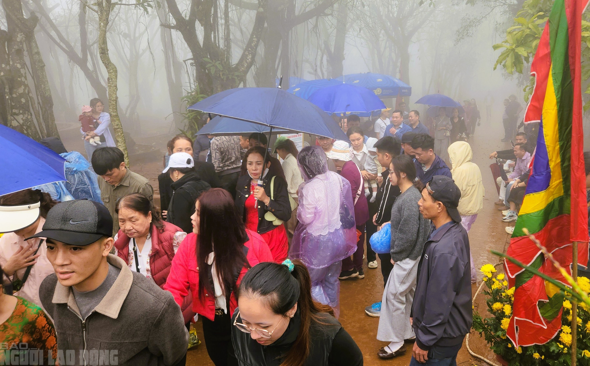 VIDEO: Người d&acirc;n "đội mưa" đi quanh huyệt đạo thi&ecirc;ng tr&ecirc;n đỉnh n&uacute;i Nưa cầu may mắn - Ảnh 11.
