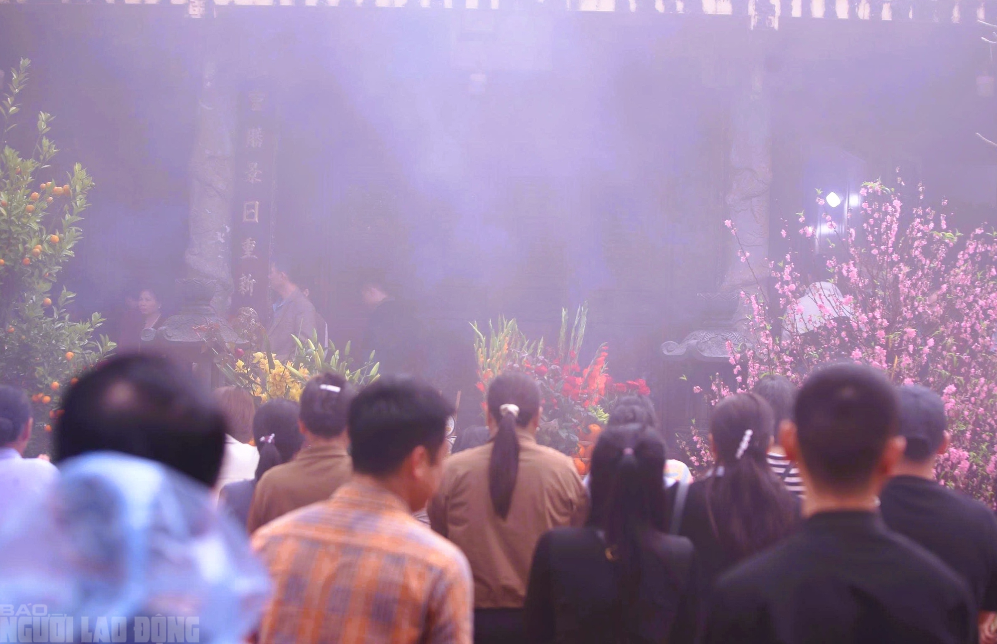 VIDEO: Người d&acirc;n "đội mưa" đi quanh huyệt đạo thi&ecirc;ng tr&ecirc;n đỉnh n&uacute;i Nưa cầu may mắn - Ảnh 20.