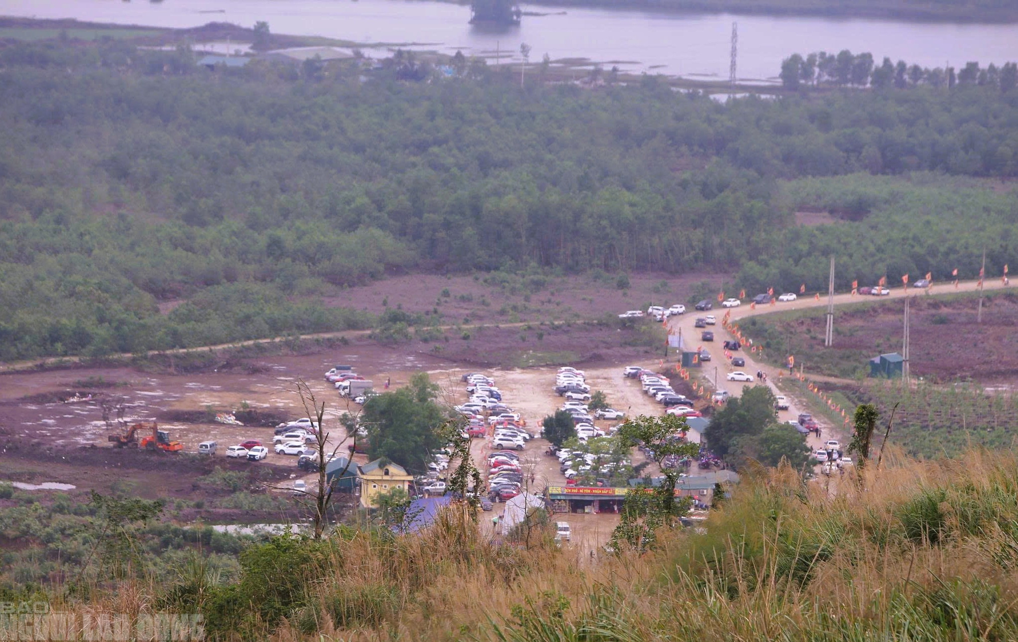 VIDEO: Người d&acirc;n "đội mưa" đi quanh huyệt đạo thi&ecirc;ng tr&ecirc;n đỉnh n&uacute;i Nưa cầu may mắn - Ảnh 21.