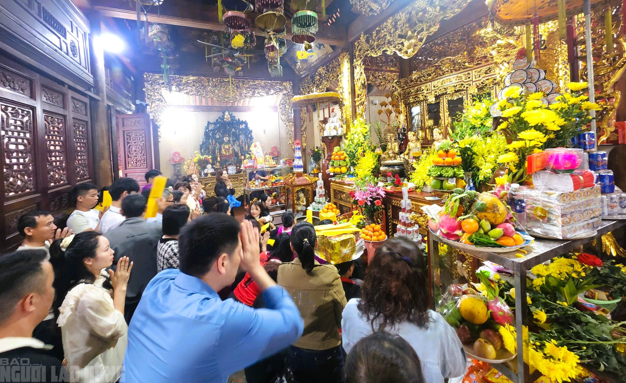 VIDEO: Người d&acirc;n "đội mưa" đi quanh huyệt đạo thi&ecirc;ng tr&ecirc;n đỉnh n&uacute;i Nưa cầu may mắn - Ảnh 9.