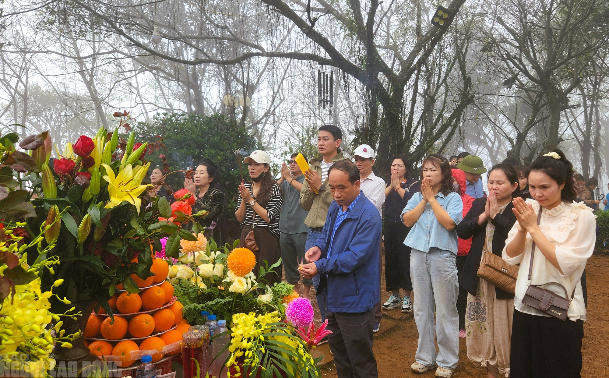 VIDEO: Người d&acirc;n "đội mưa" đi quanh huyệt đạo thi&ecirc;ng tr&ecirc;n đỉnh n&uacute;i Nưa cầu may mắn - Ảnh 12.
