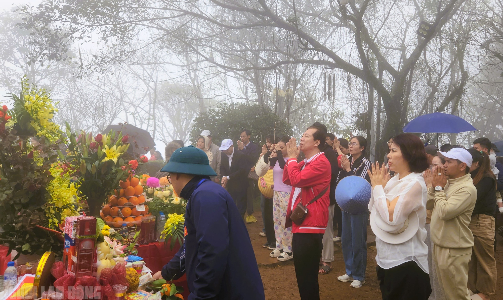 VIDEO: Người d&acirc;n "đội mưa" đi quanh huyệt đạo thi&ecirc;ng tr&ecirc;n đỉnh n&uacute;i Nưa cầu may mắn - Ảnh 13.
