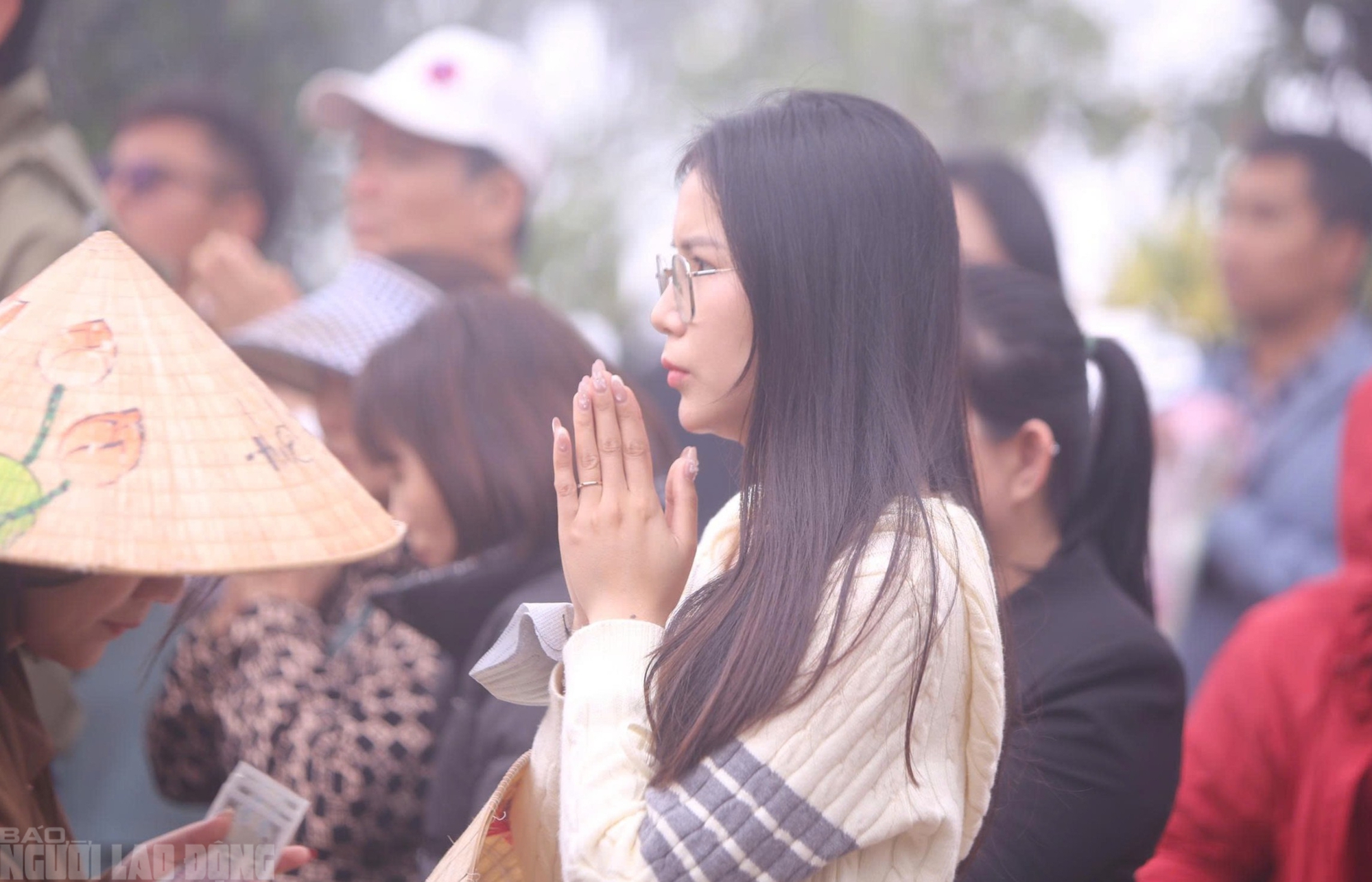 VIDEO: Người d&acirc;n "đội mưa" đi quanh huyệt đạo thi&ecirc;ng tr&ecirc;n đỉnh n&uacute;i Nưa cầu may mắn - Ảnh 16.