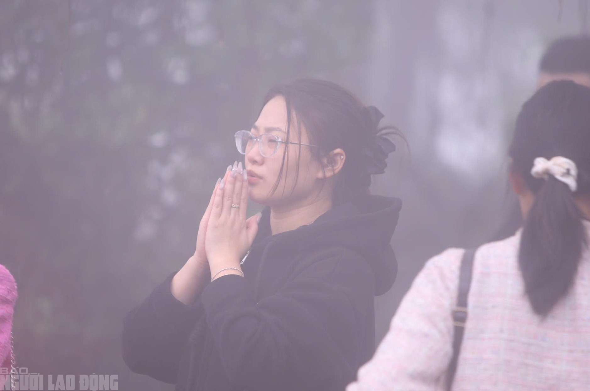 VIDEO: Người d&acirc;n "đội mưa" đi quanh huyệt đạo thi&ecirc;ng tr&ecirc;n đỉnh n&uacute;i Nưa cầu may mắn - Ảnh 18.