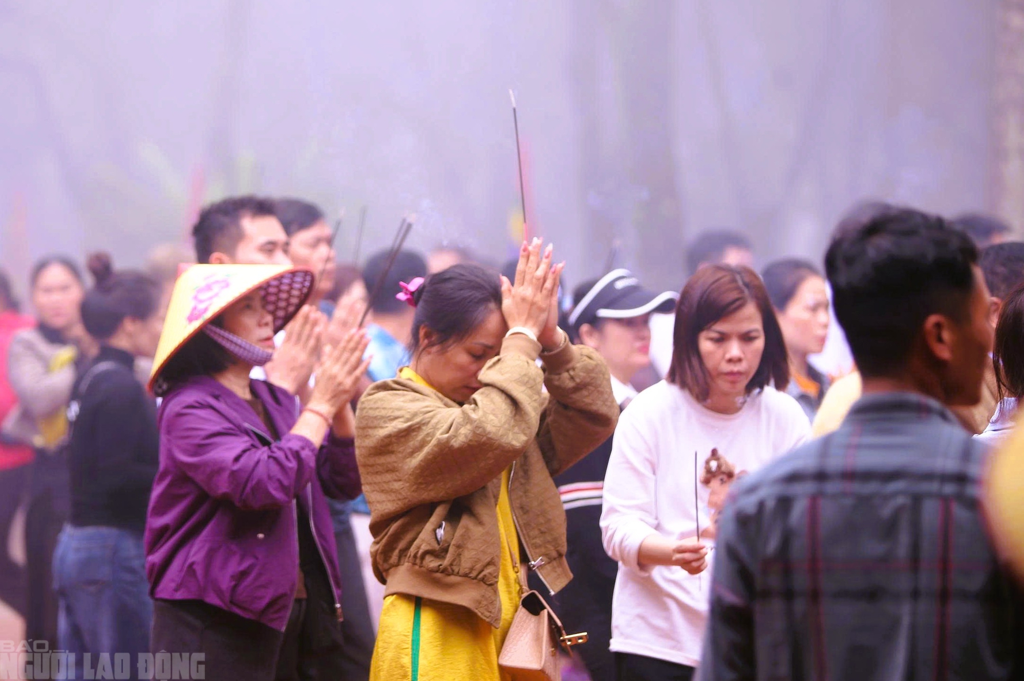 VIDEO: Người d&acirc;n "đội mưa" đi quanh huyệt đạo thi&ecirc;ng tr&ecirc;n đỉnh n&uacute;i Nưa cầu may mắn - Ảnh 19.