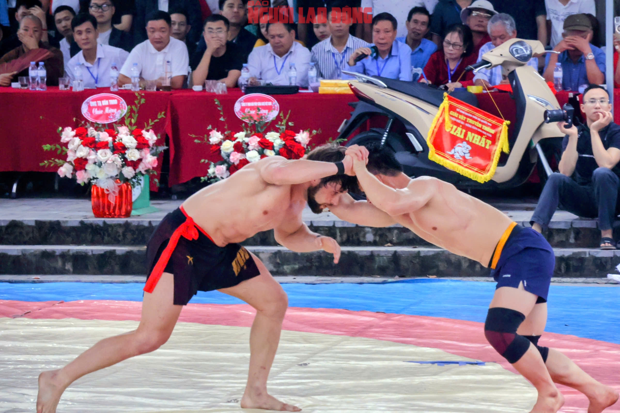 VIDEO: Đô vật Zakhar đại náo sới vật Ngô Sài và "ẵm" giải nhất khi thắng 2 kiện tướng Việt Nam - Ảnh 1.