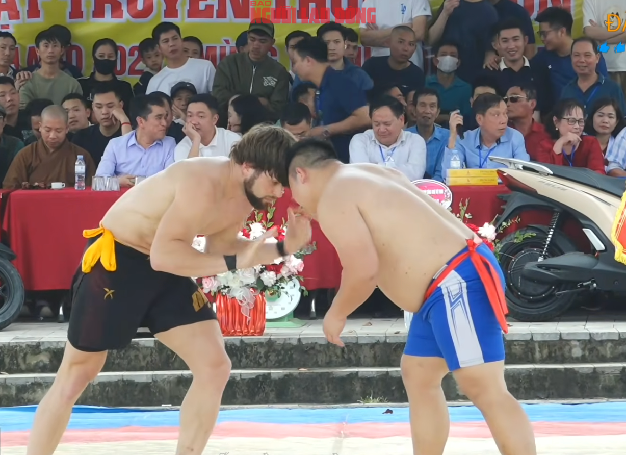 VIDEO: Đô vật Zakhar đại náo sới vật Ngô Sài và "ẵm" giải nhất khi thắng 2 kiện tướng Việt Nam - Ảnh 2.