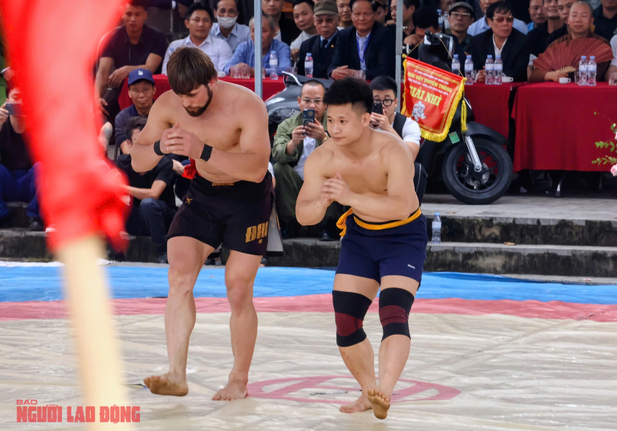 VIDEO: Đô vật Zakhar đại náo sới vật Ngô Sài và "ẵm" giải nhất khi thắng 2 kiện tướng Việt Nam - Ảnh 4.