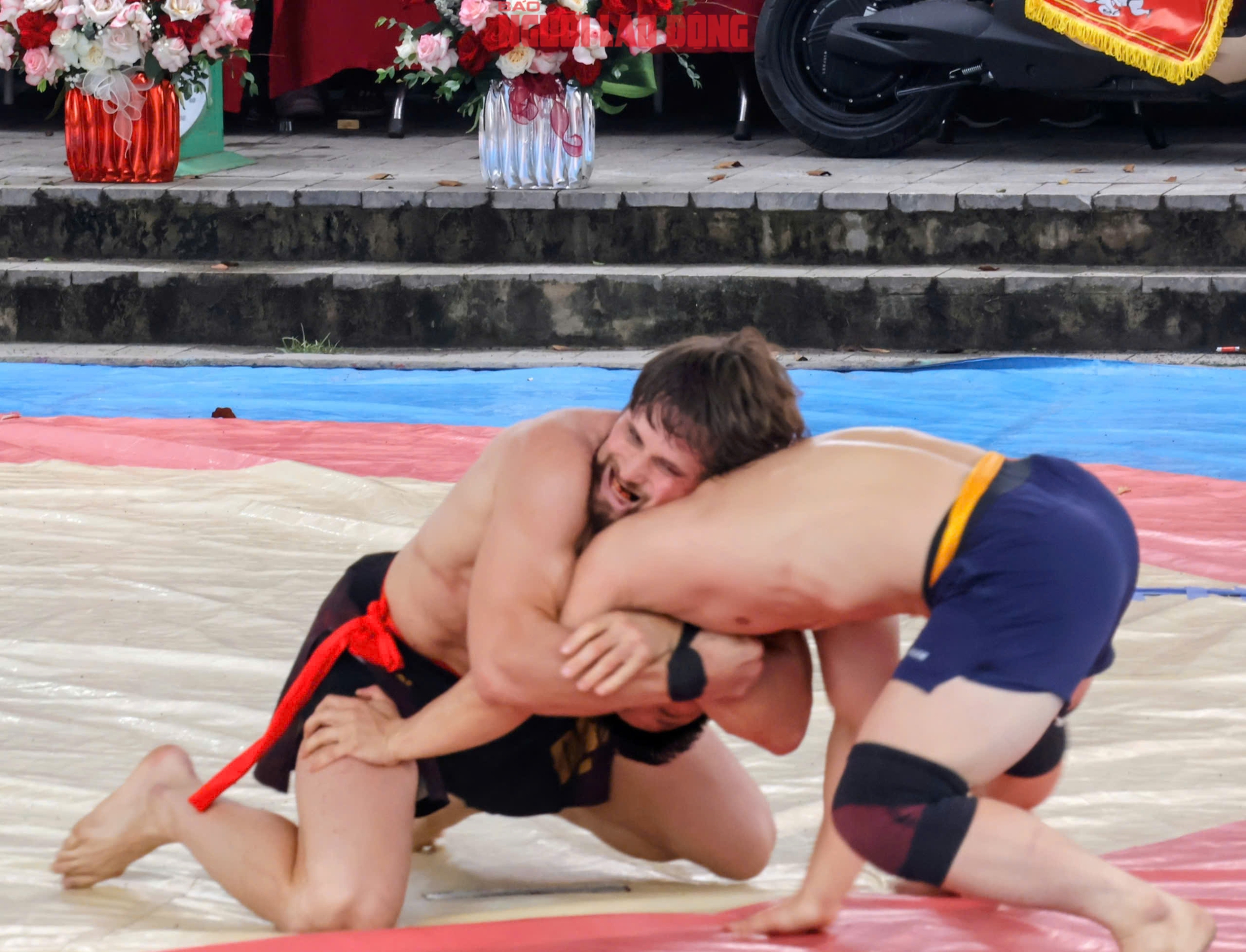 VIDEO: Đô vật Zakhar đại náo sới vật Ngô Sài và "ẵm" giải nhất khi thắng 2 kiện tướng Việt Nam - Ảnh 7.