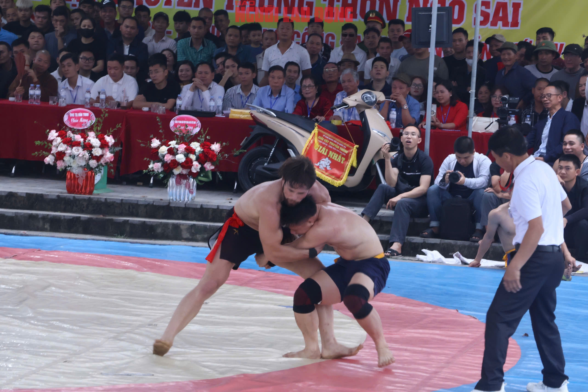 VIDEO: Đô vật Zakhar đại náo sới vật Ngô Sài và "ẵm" giải nhất khi thắng 2 kiện tướng Việt Nam - Ảnh 8.