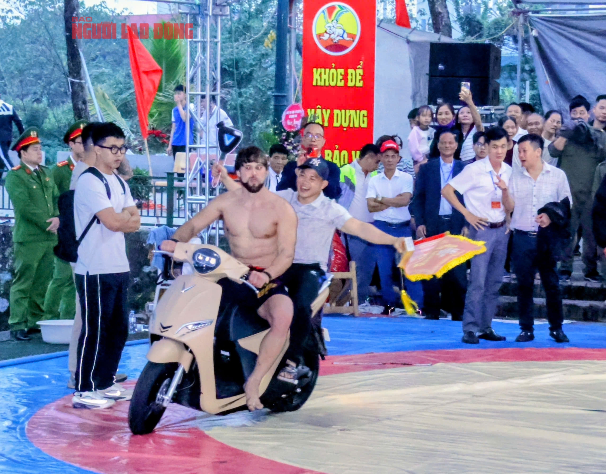 VIDEO: Đô vật Zakhar đại náo sới vật Ngô Sài và "ẵm" giải nhất khi thắng 2 kiện tướng Việt Nam - Ảnh 12.