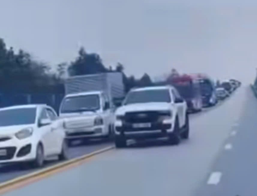 Bất ngờ danh tính tài xế bán tải đi vào làn ngược chiều trên cao tốc - Ảnh 1.