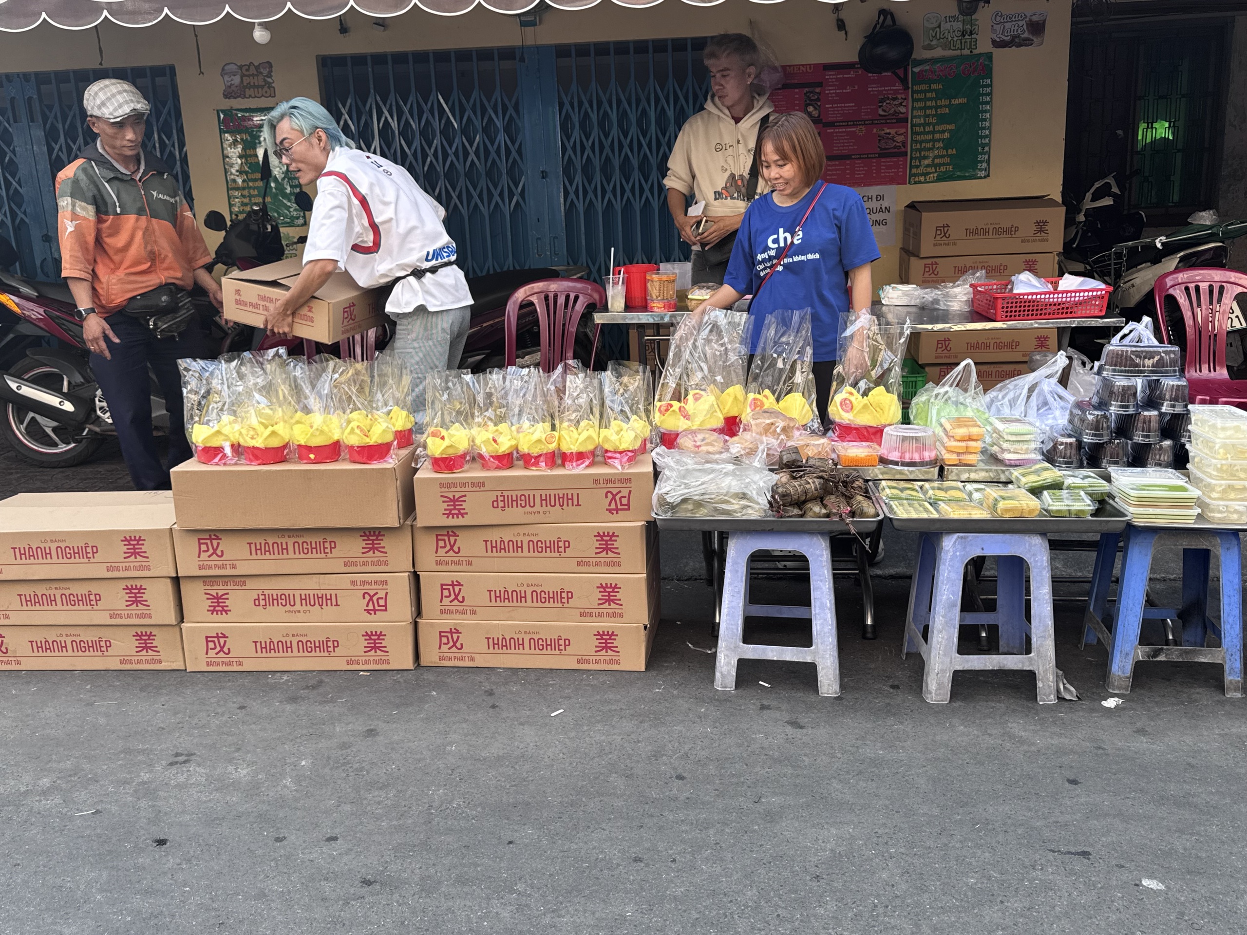 Mặt hàng cúng Thần Tài tăng giá gấp đôi dịp vía Thần Tài 2026 - Ảnh 1.