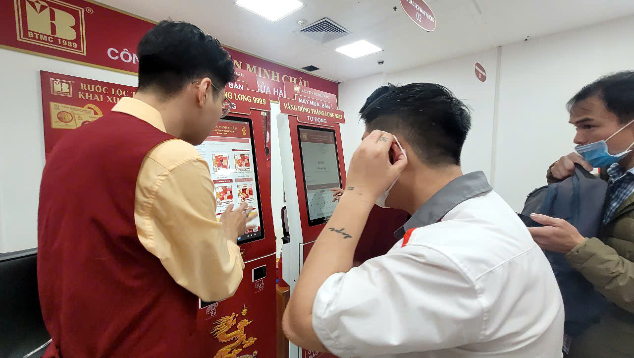 Lần đầu tiên Việt Nam có máy bán vàng tự động - Ảnh 1.