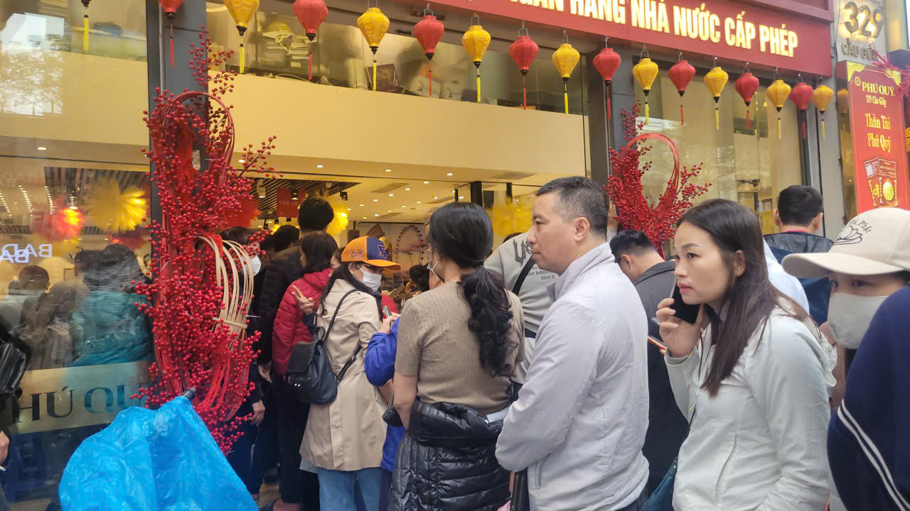 Người dân xếp hàng mua bạc ngựa chờ ngày vía Thần Tài 2026 - Ảnh 2. Người dân xếp hàng mua bạc ngựa chờ ngày vía Thần Tài 2026 - Ảnh 2.