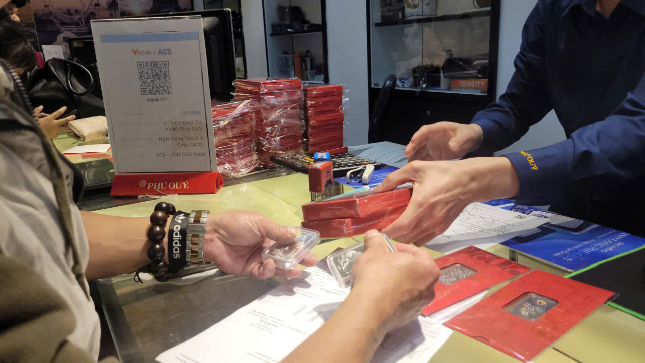 Người dân xếp hàng mua bạc ngựa chờ ngày vía Thần Tài 2026 - Ảnh 5. Người dân xếp hàng mua bạc ngựa chờ ngày vía Thần Tài 2026 - Ảnh 5.