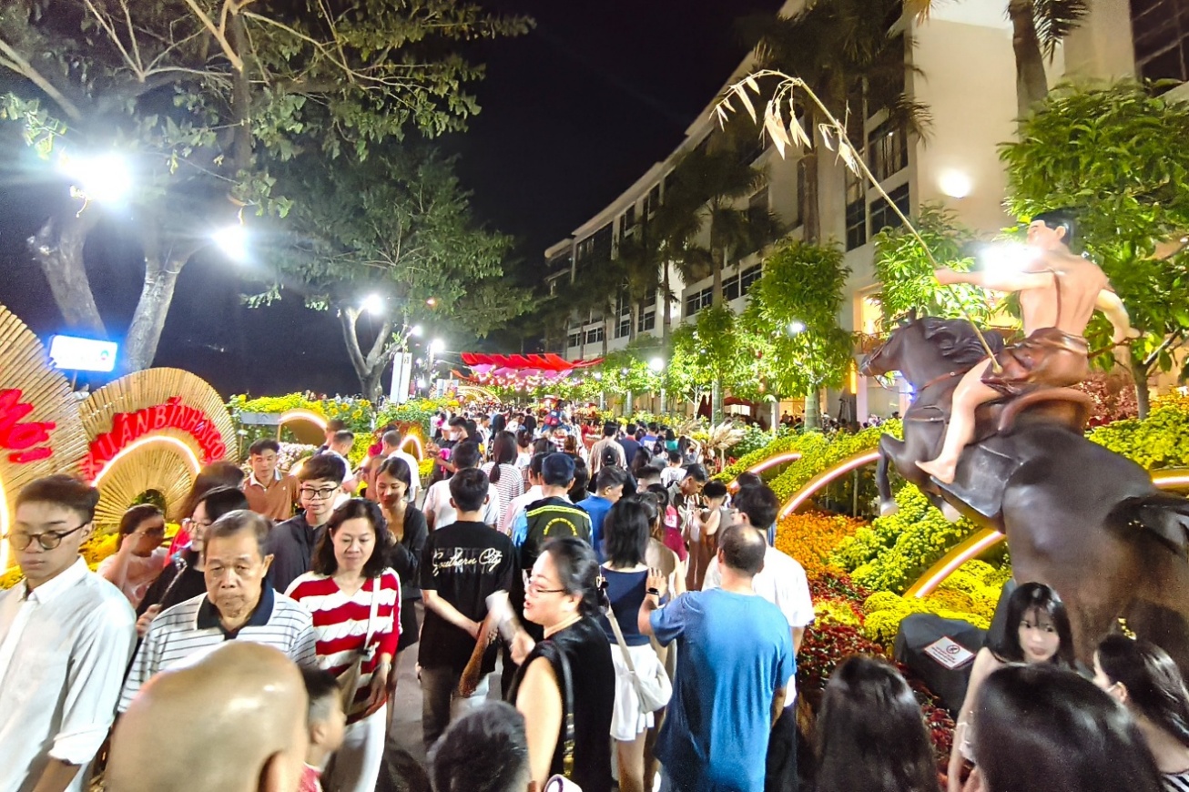 Hội hoa xuân Phú Mỹ Hưng đón hơn 950.000 lượt khách tham quan trong Tết Bính Ngọ 2026 - Ảnh 2.