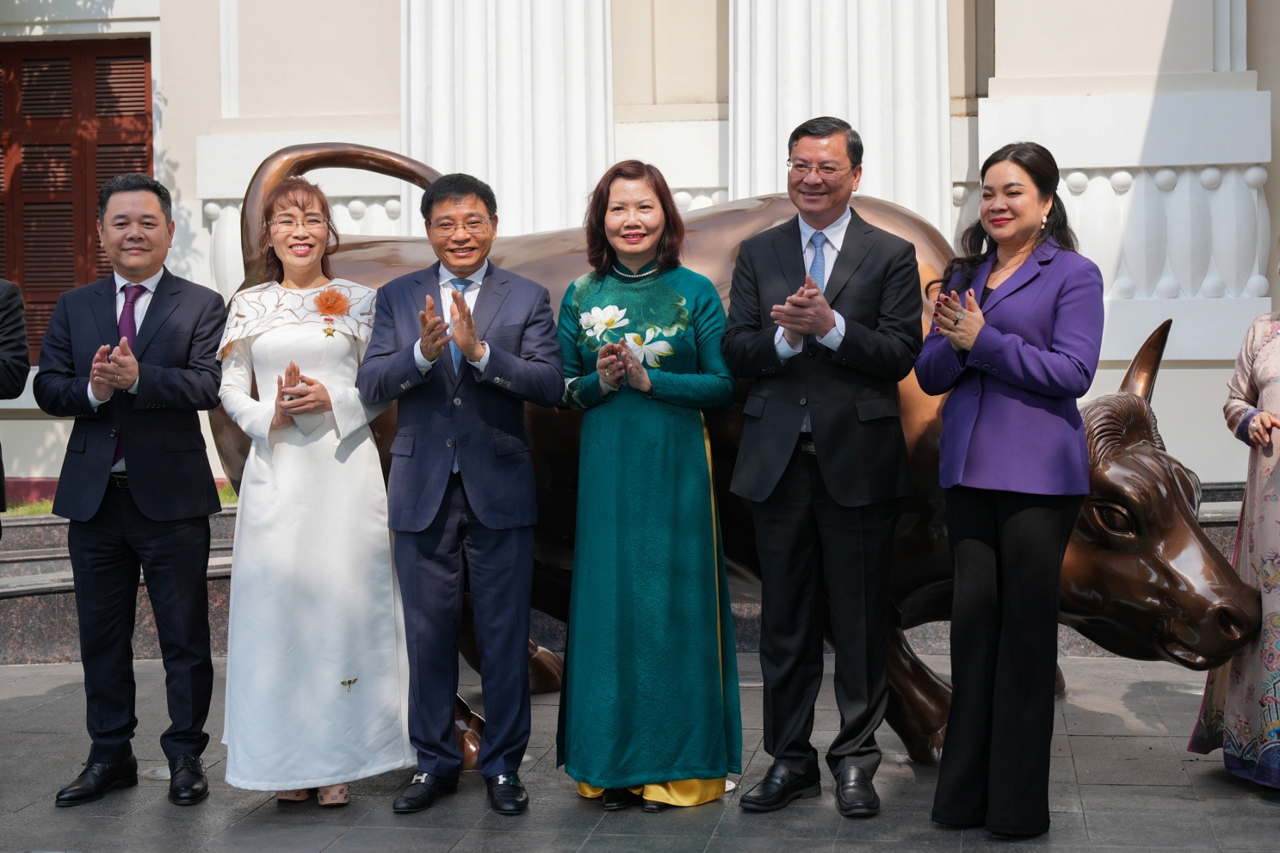 Tỷ phú Nguyễn Thị Phương Thảo tham dự Lễ đánh cồng khởi động HOSE, thị trường bật xanh - Ảnh 2.