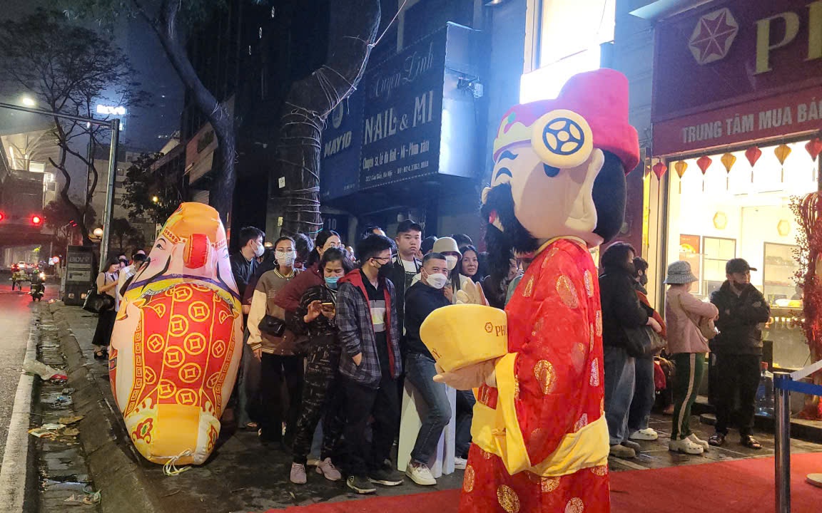 Nhiều năm giữ th&oacute;i quen mua v&agrave;ng v&iacute;a Thần T&agrave;i, cụ b&agrave; gần 80 tuổi than gi&aacute; v&agrave;ng cao qu&aacute; - Ảnh 4.