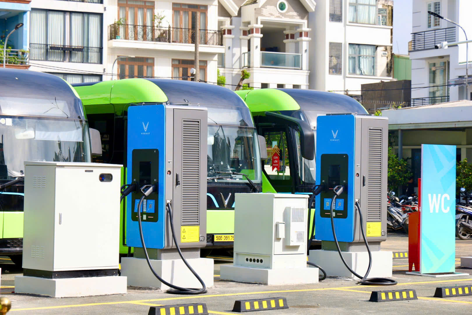 VinBus tiếp nhận 7 tuyến xe buýt điện tại TPHCM - Ảnh 1.