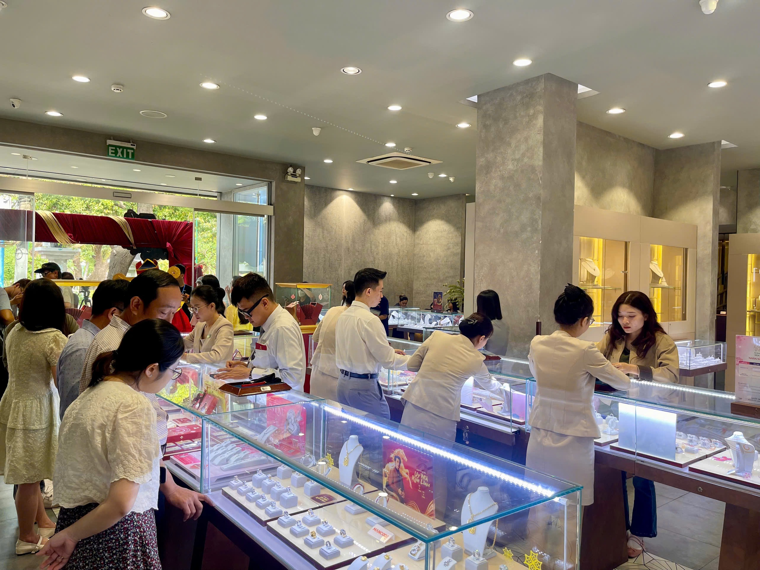 Không xếp hàng ngày vía Thần Tài, nhiều người mua bất ngờ chọn mua vàng theo cách này - Ảnh 2.