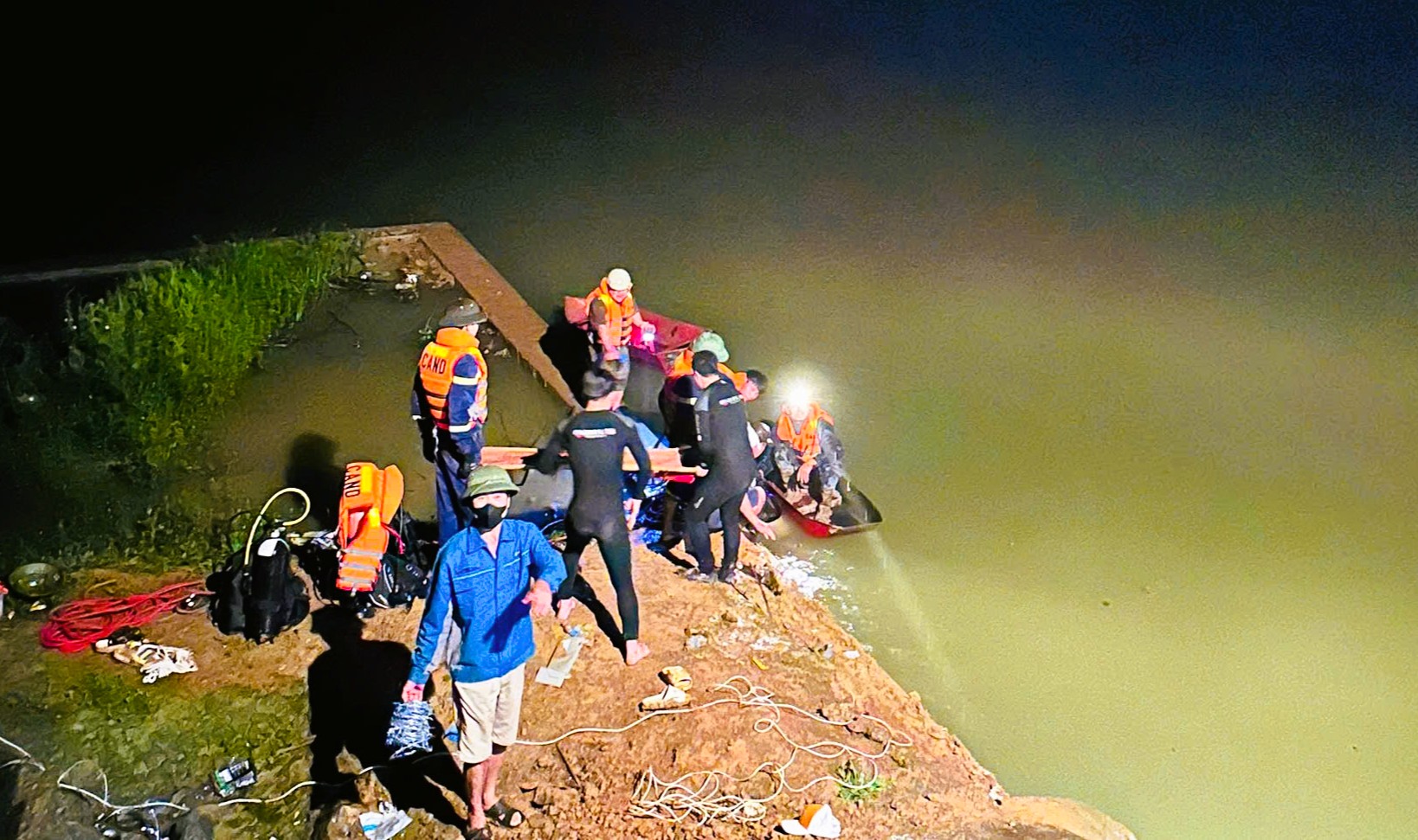 Ô tô lao xuống sông trong đêm, tài xế tử vong trong cabin - Ảnh 1.