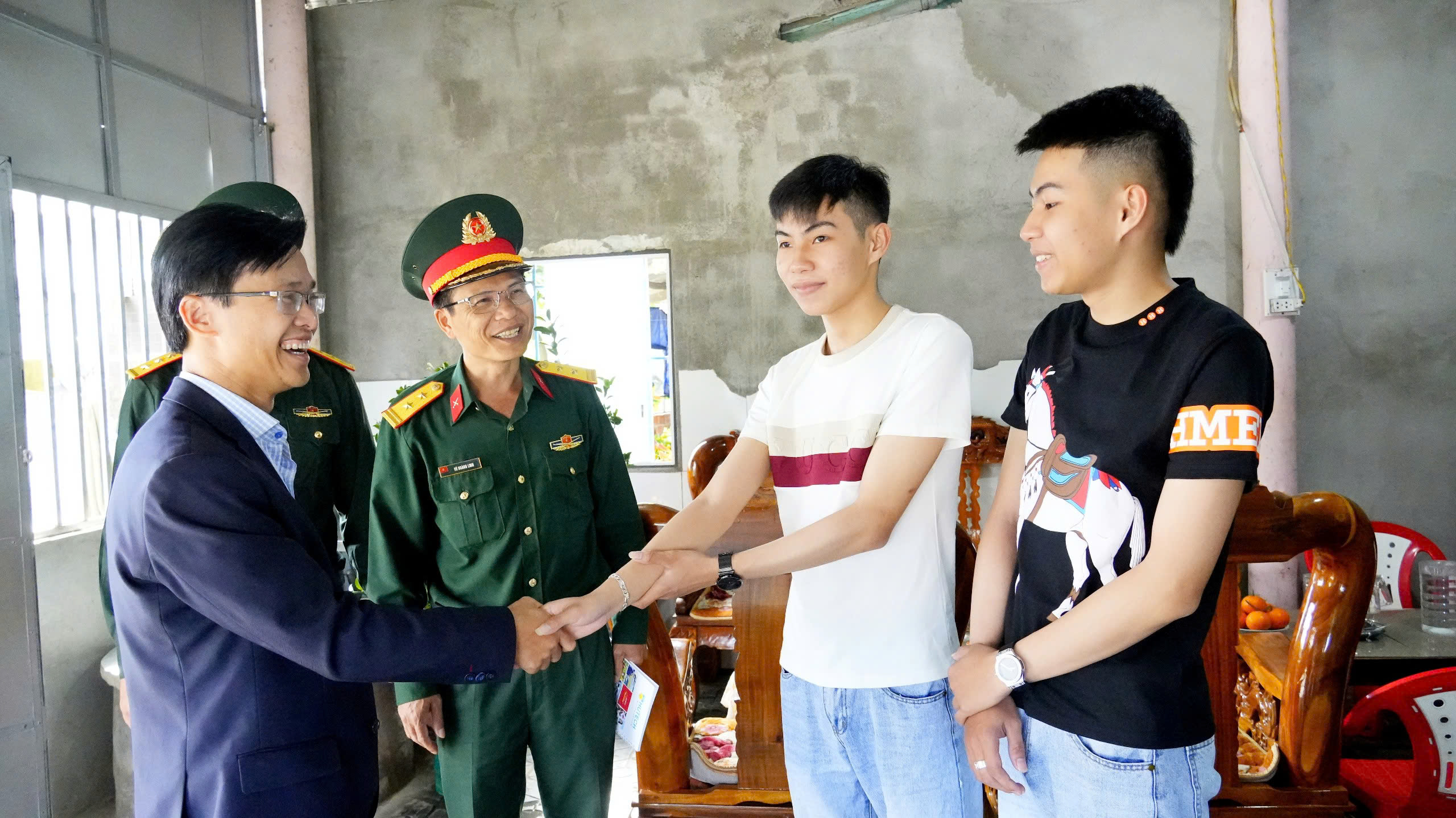 Nhiều cặp anh em song sinh tình nguyện nhập ngũ - Ảnh 4.