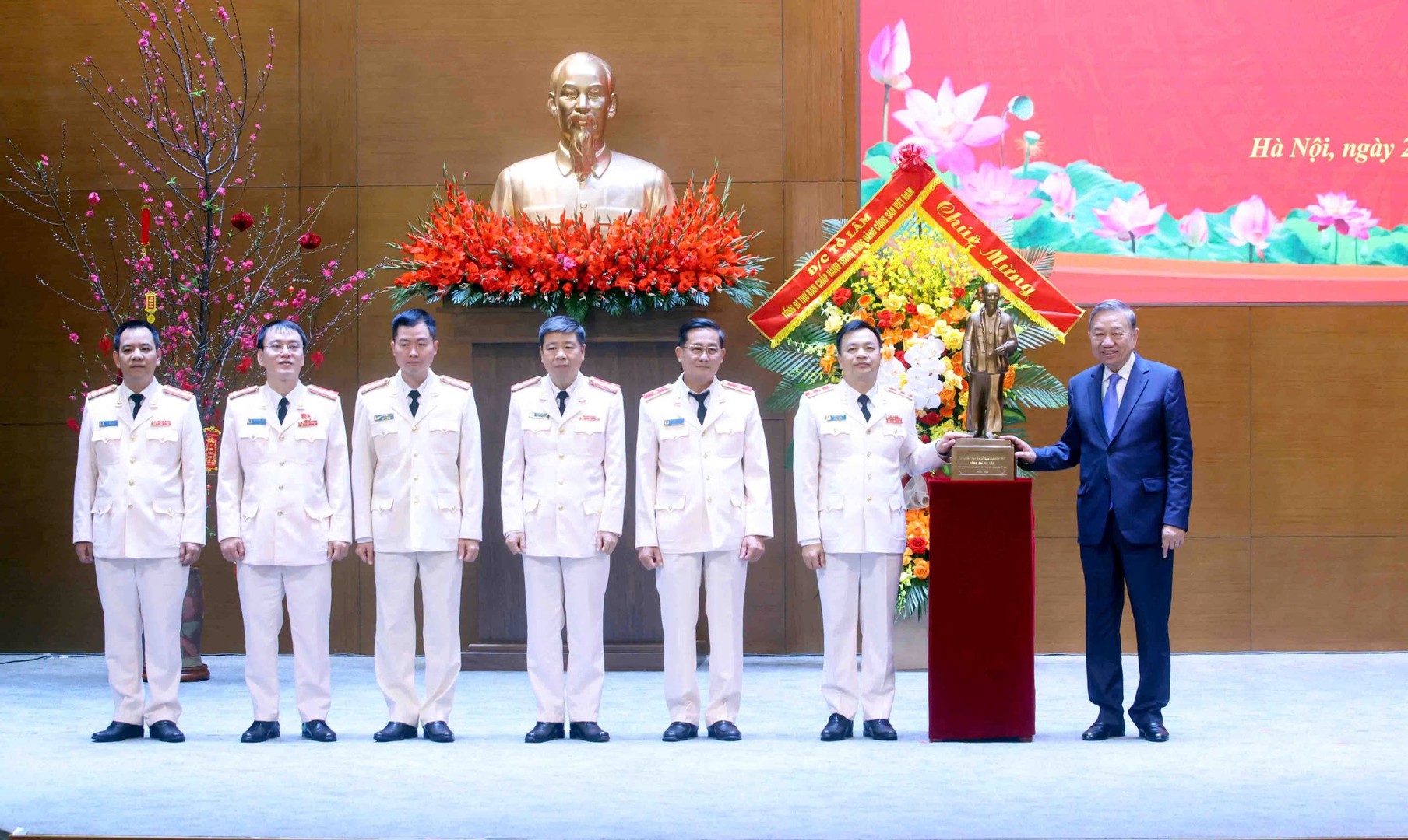 Tổng Bí thư Tô Lâm thăm và chúc Tết lực lượng An ninh điều tra năm 2026 - Ảnh 4. Tổng Bí thư Tô Lâm thăm và chúc Tết lực lượng An ninh điều tra năm 2026 - Ảnh 4.