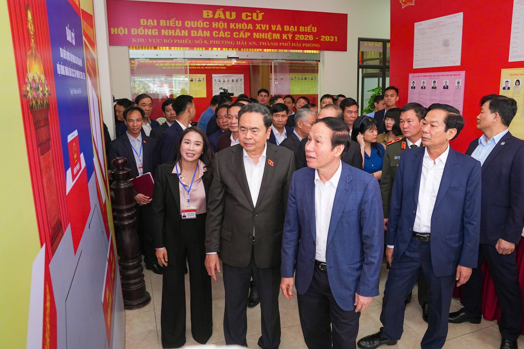 Chủ tịch Quốc hội Trần Thanh Mẫn kiểm tra công tác bầu cử Hải Phòng 2026 - Ảnh 2. Chủ tịch Quốc hội Trần Thanh Mẫn kiểm tra công tác bầu cử Hải Phòng 2026 - Ảnh 2.