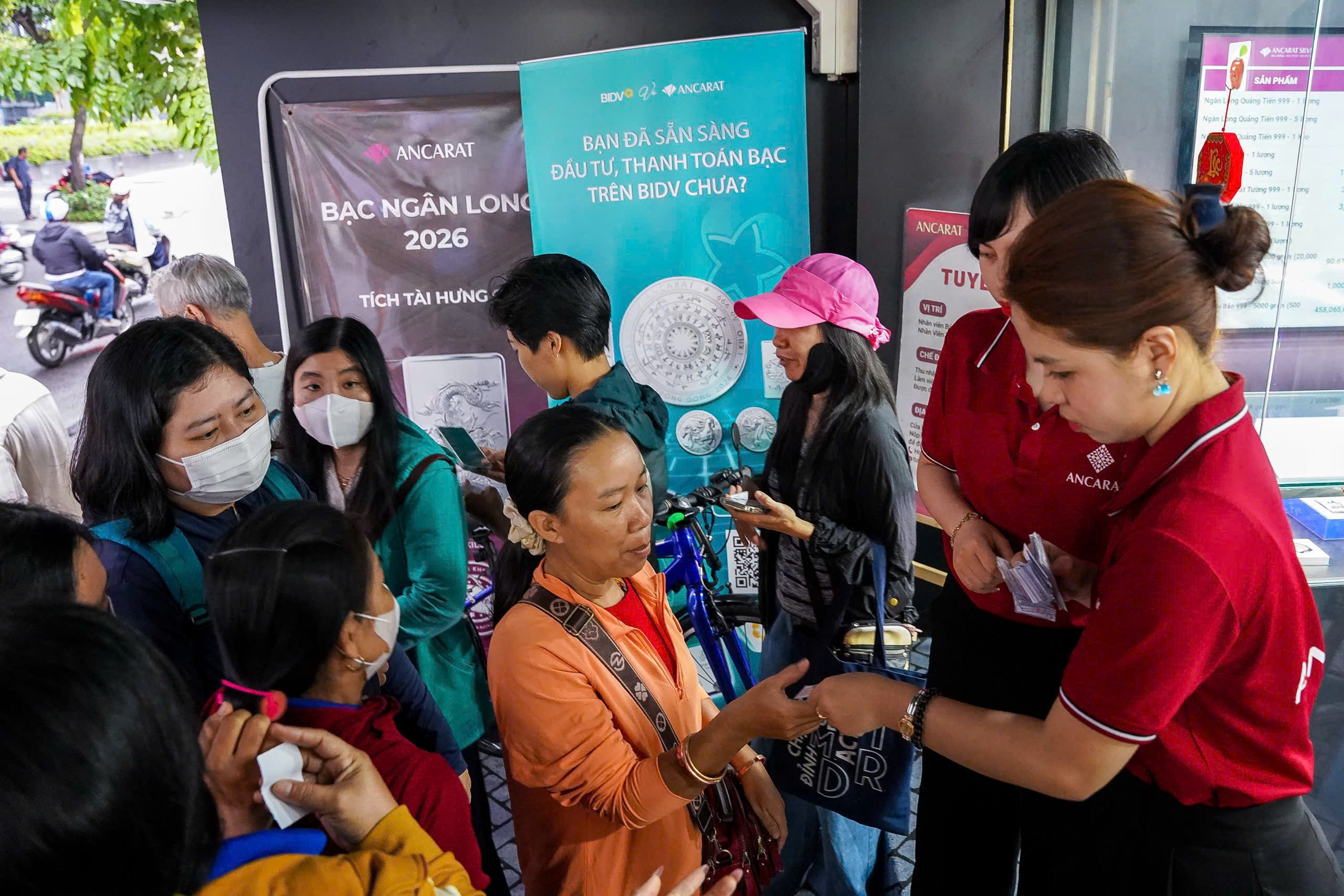 Gi&aacute; bạc h&ocirc;m nay 26 - 2: Kh&aacute;ch h&agrave;ng xếp h&agrave;ng mua bạc Thần T&agrave;i tăng mạnh - Ảnh 3.